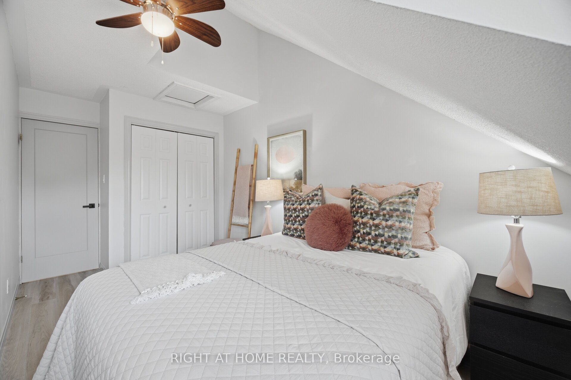 3064 Lakeshore Road W Property Photo 29