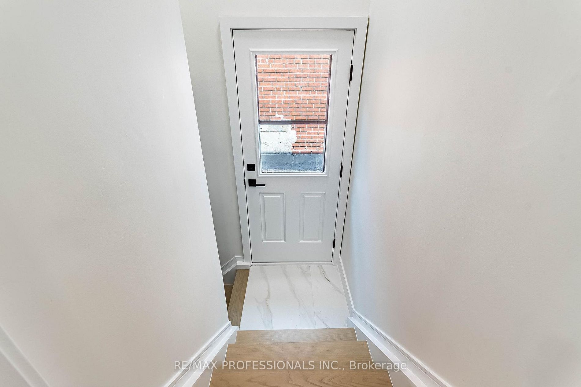 48 Lloyd Manor Road Lower Property Photo 3