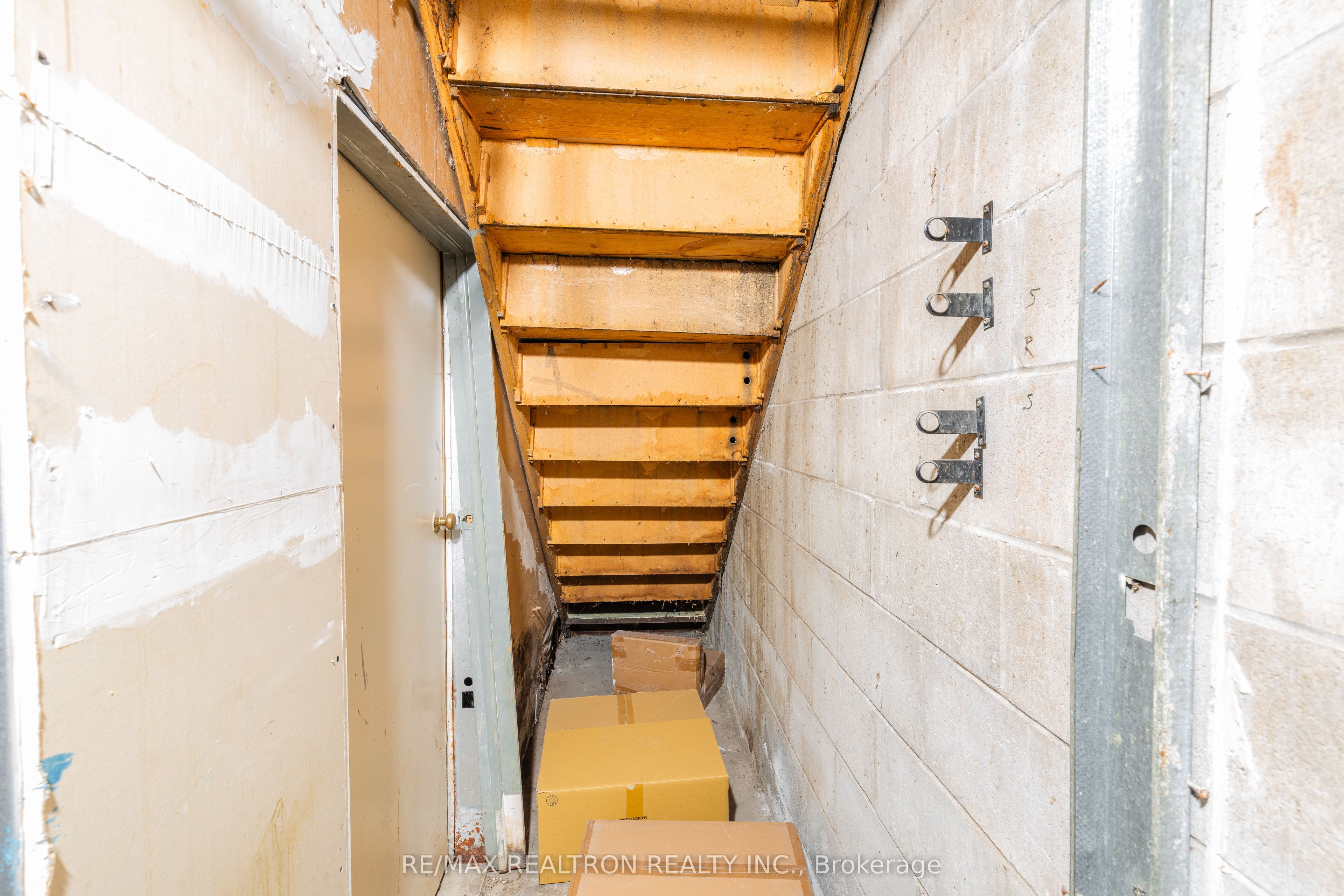 963 Albion Road N Property Photo 37
