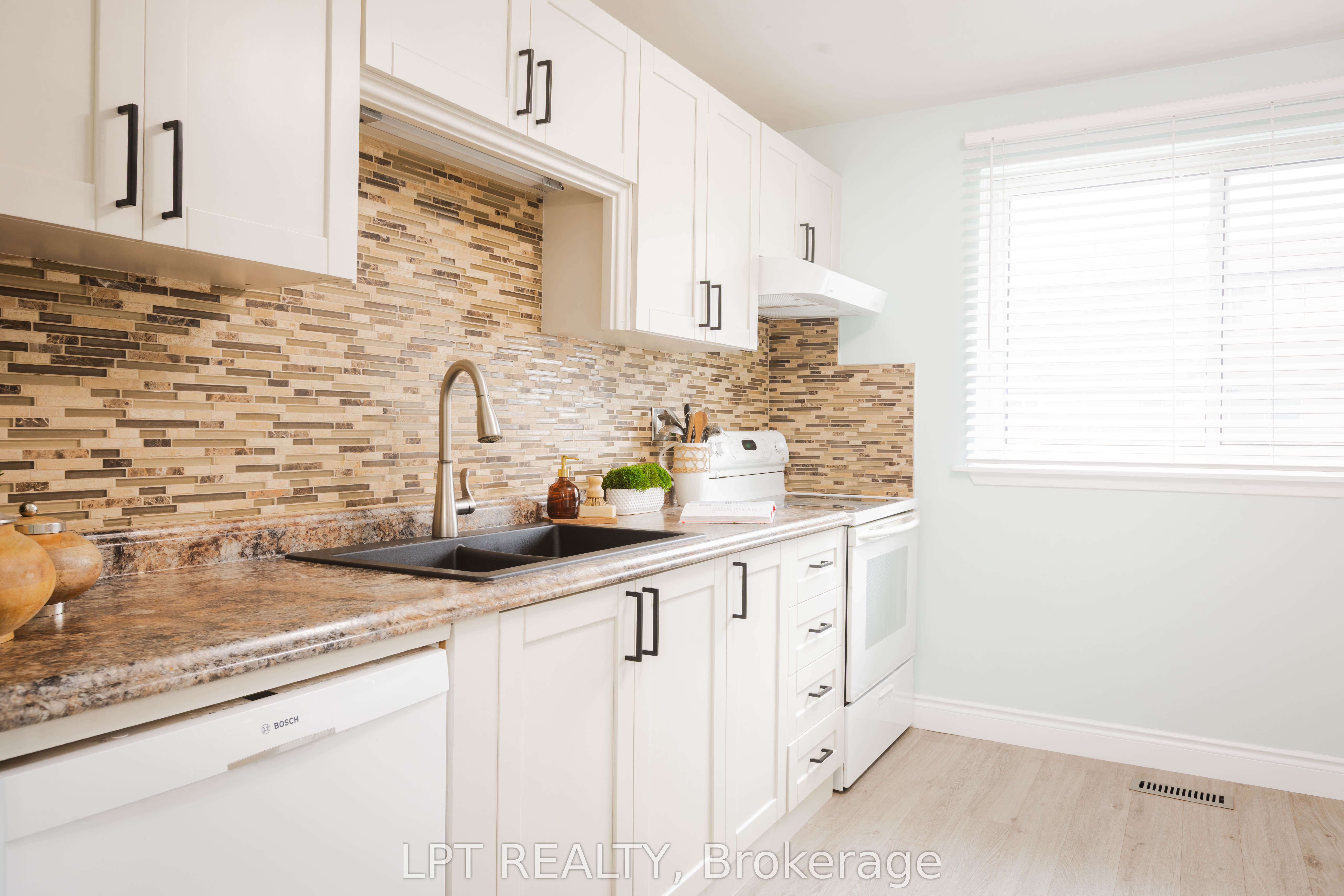 318 Laurier Avenue 3 Property Photo 7