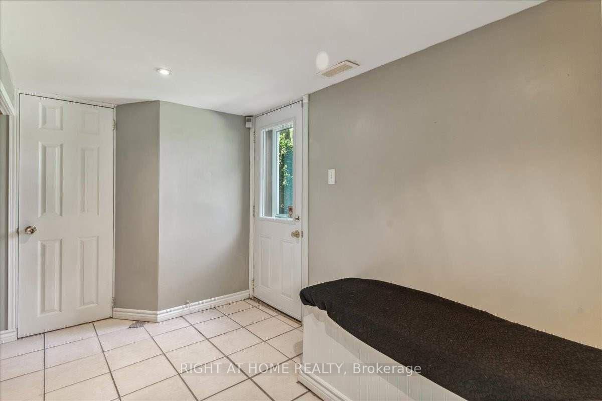 1252 Waterdown Road Lower Property Photo 2