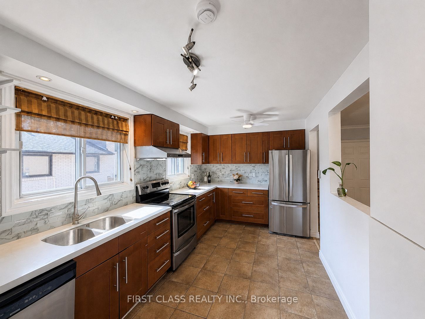 1323 Redbank Crescent Property Photo 7