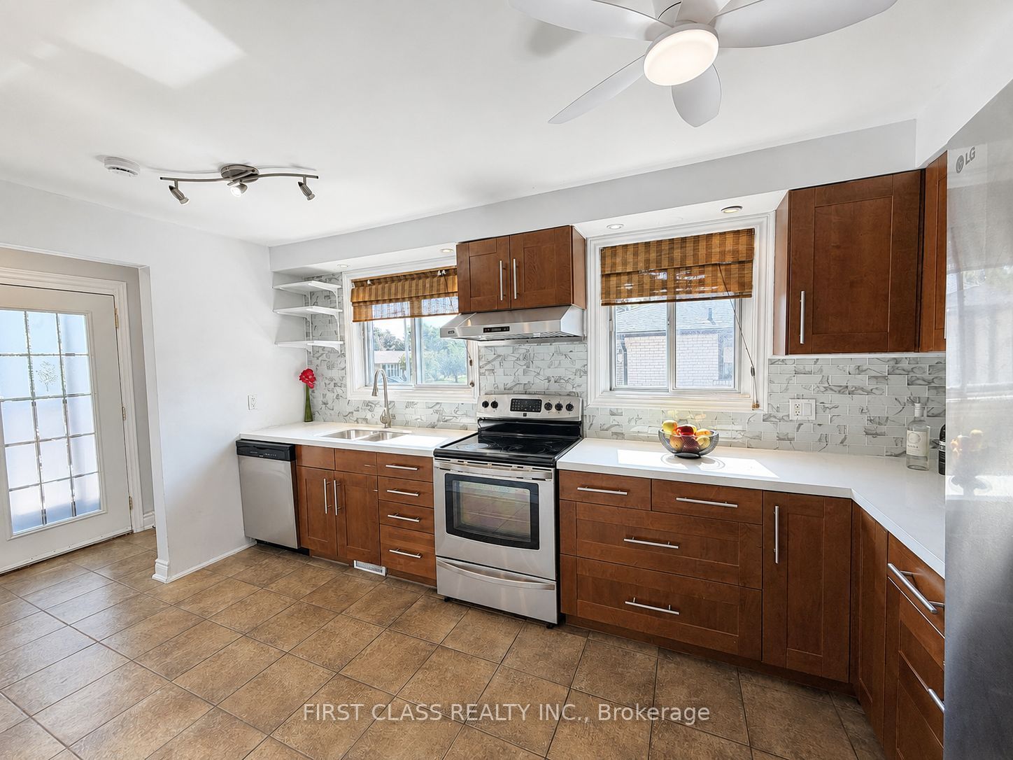 1323 Redbank Crescent Property Photo 8