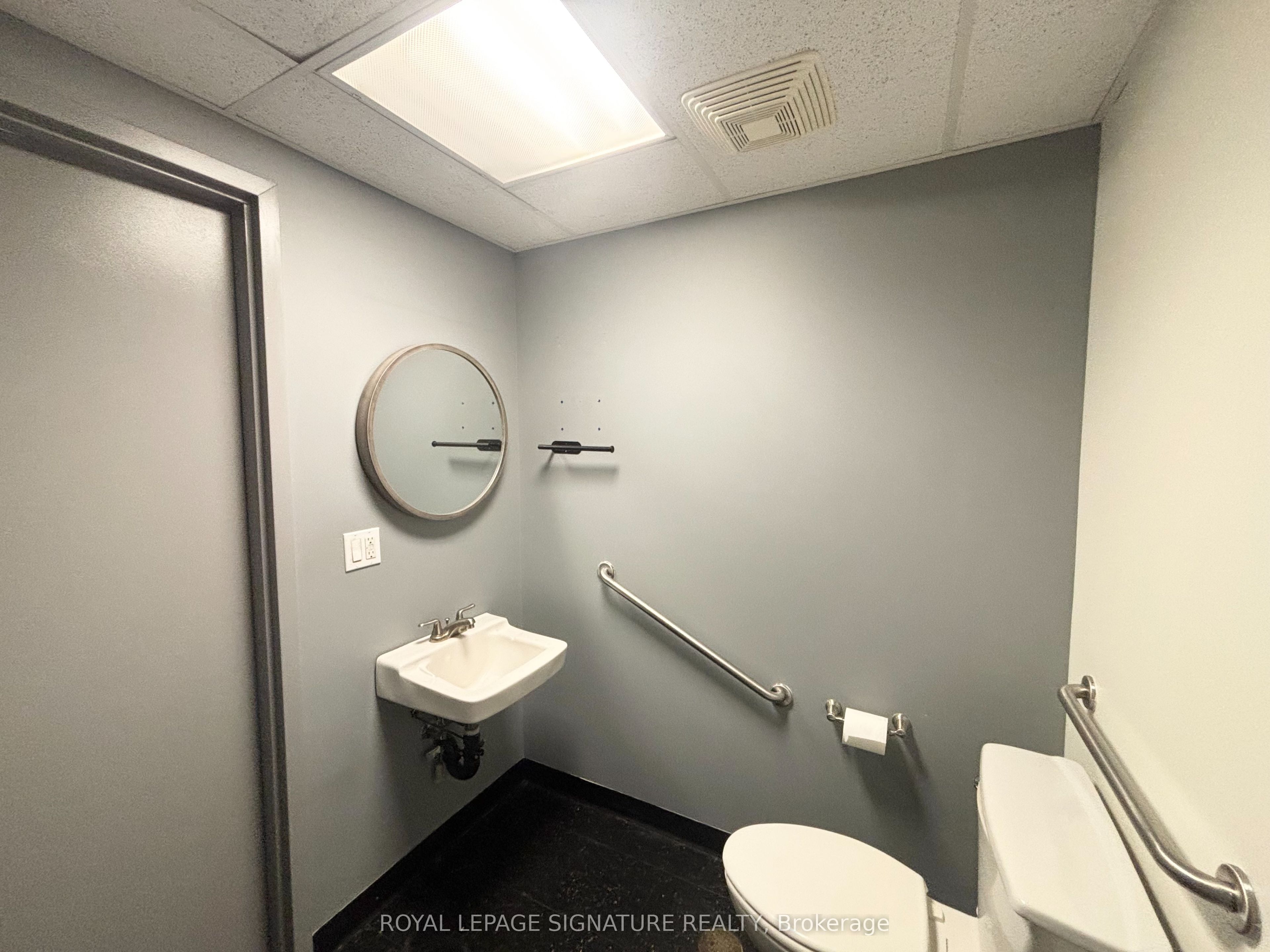 2351 Royal Windsor Drive 8 Property Photo 10