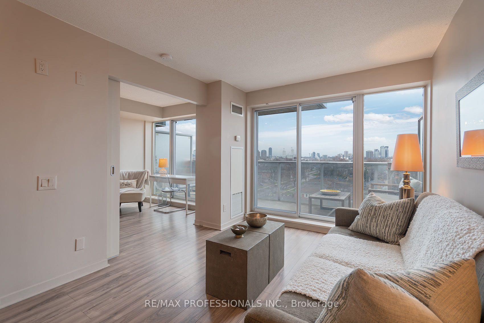 1040 The Queensway 704