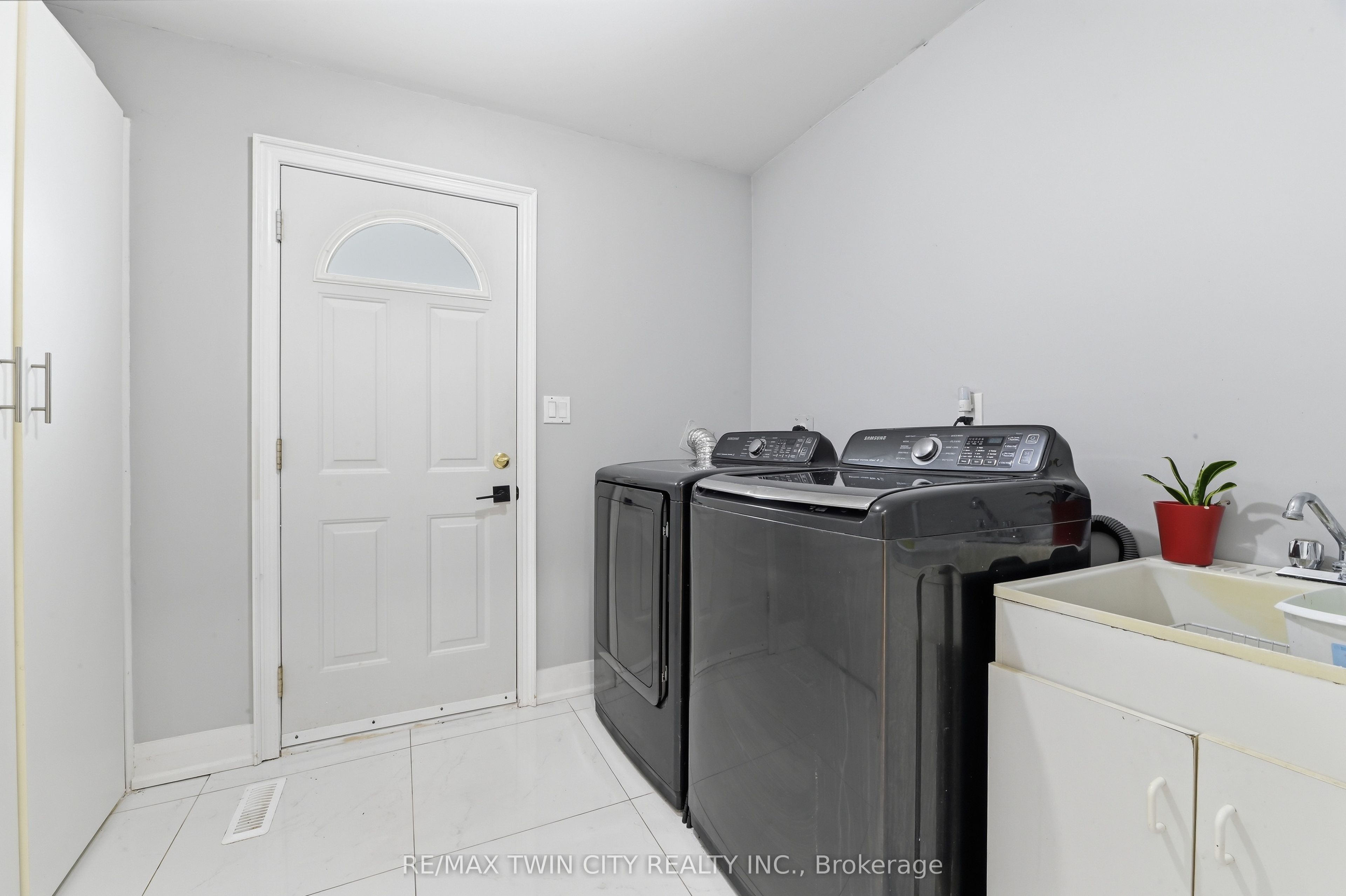 512 Hawthorne Crescent Property Photo 17