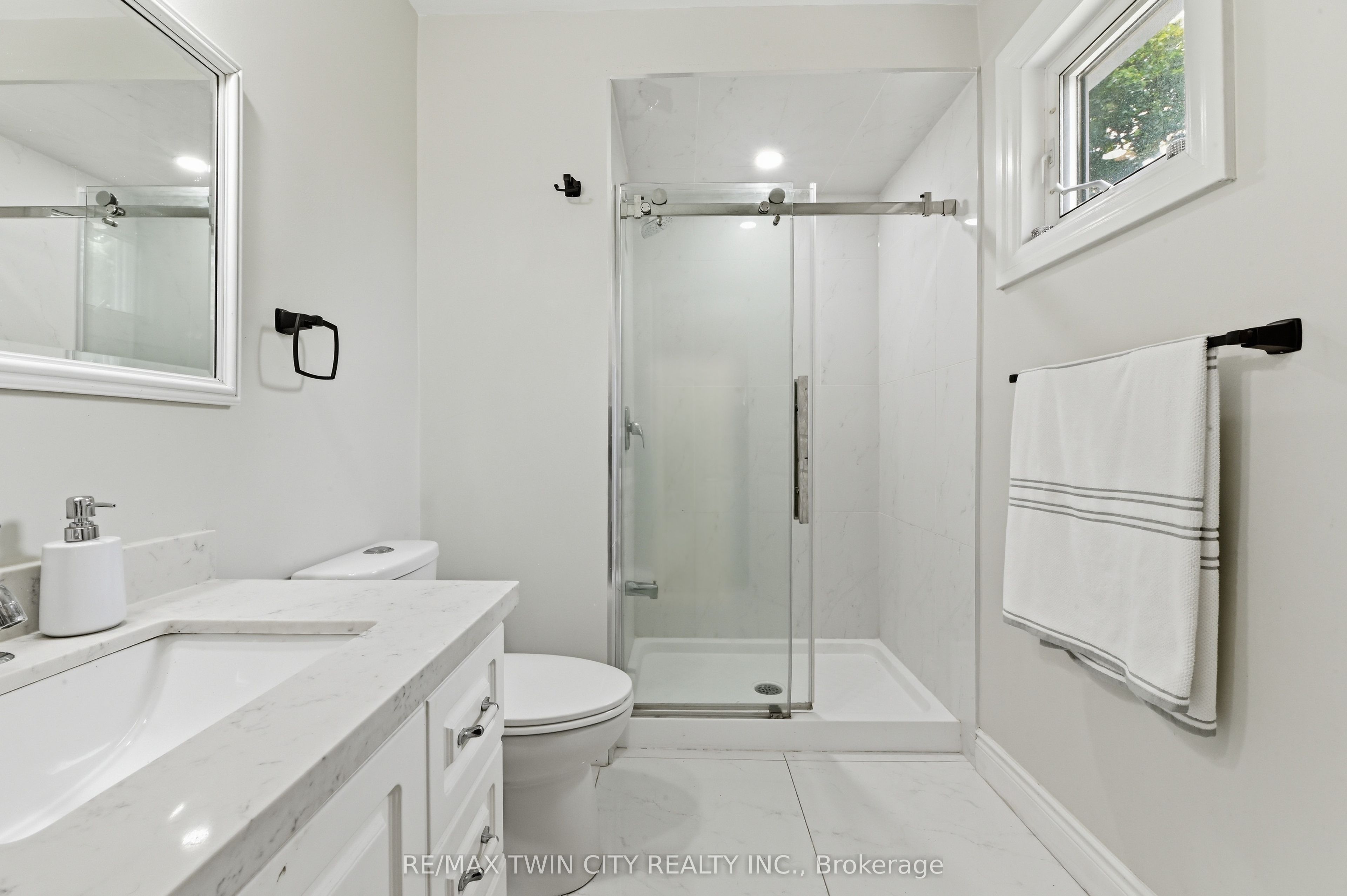 512 Hawthorne Crescent Property Photo 27