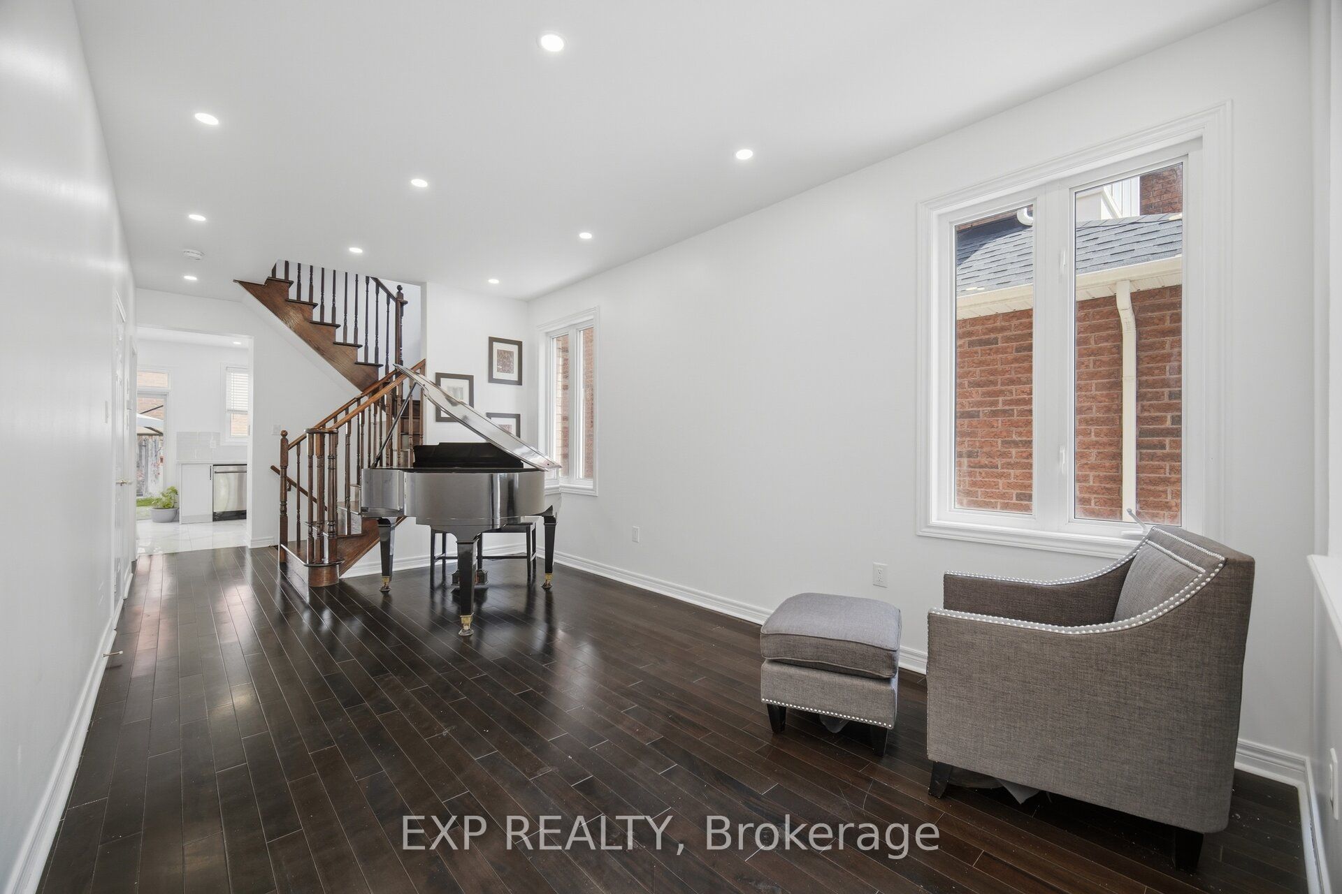 363 Holmes Crescent Property Photo 4