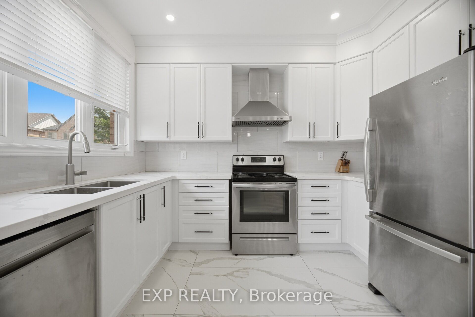 363 Holmes Crescent Property Photo 5