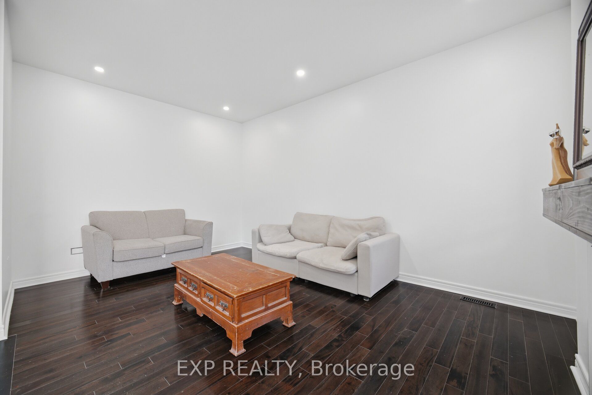 363 Holmes Crescent Property Photo 11