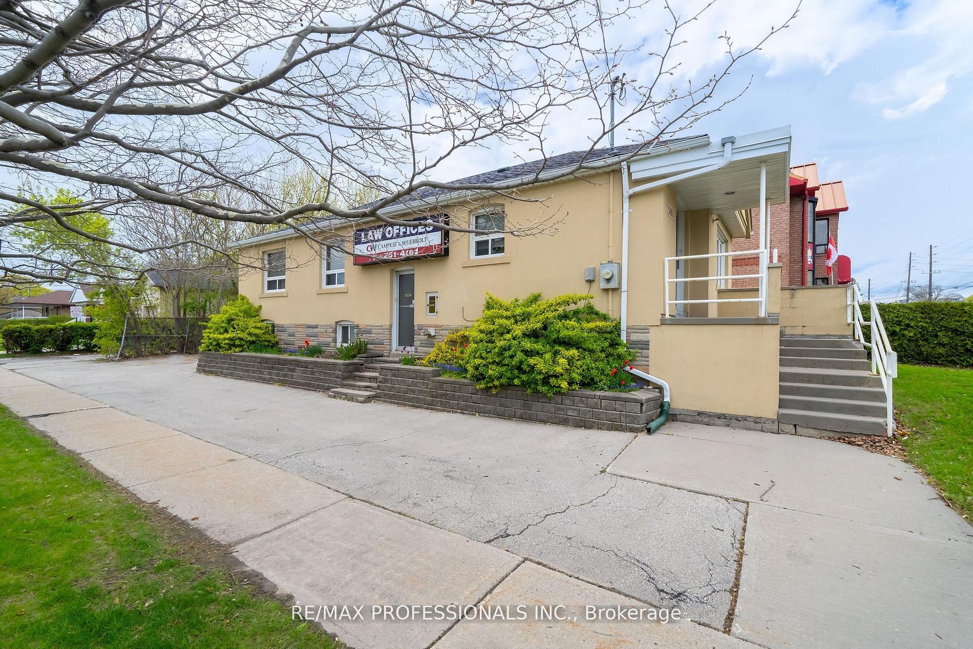 586 Browns Line Property Photo 2