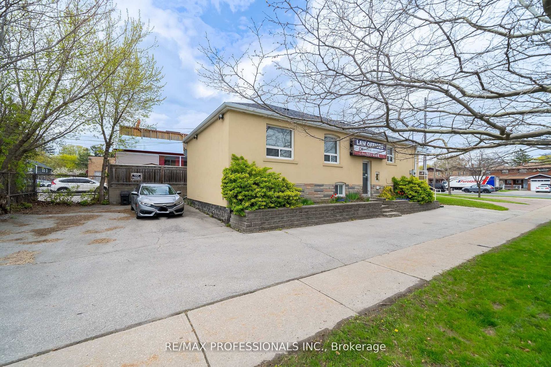 586 Browns Line Property Photo 3