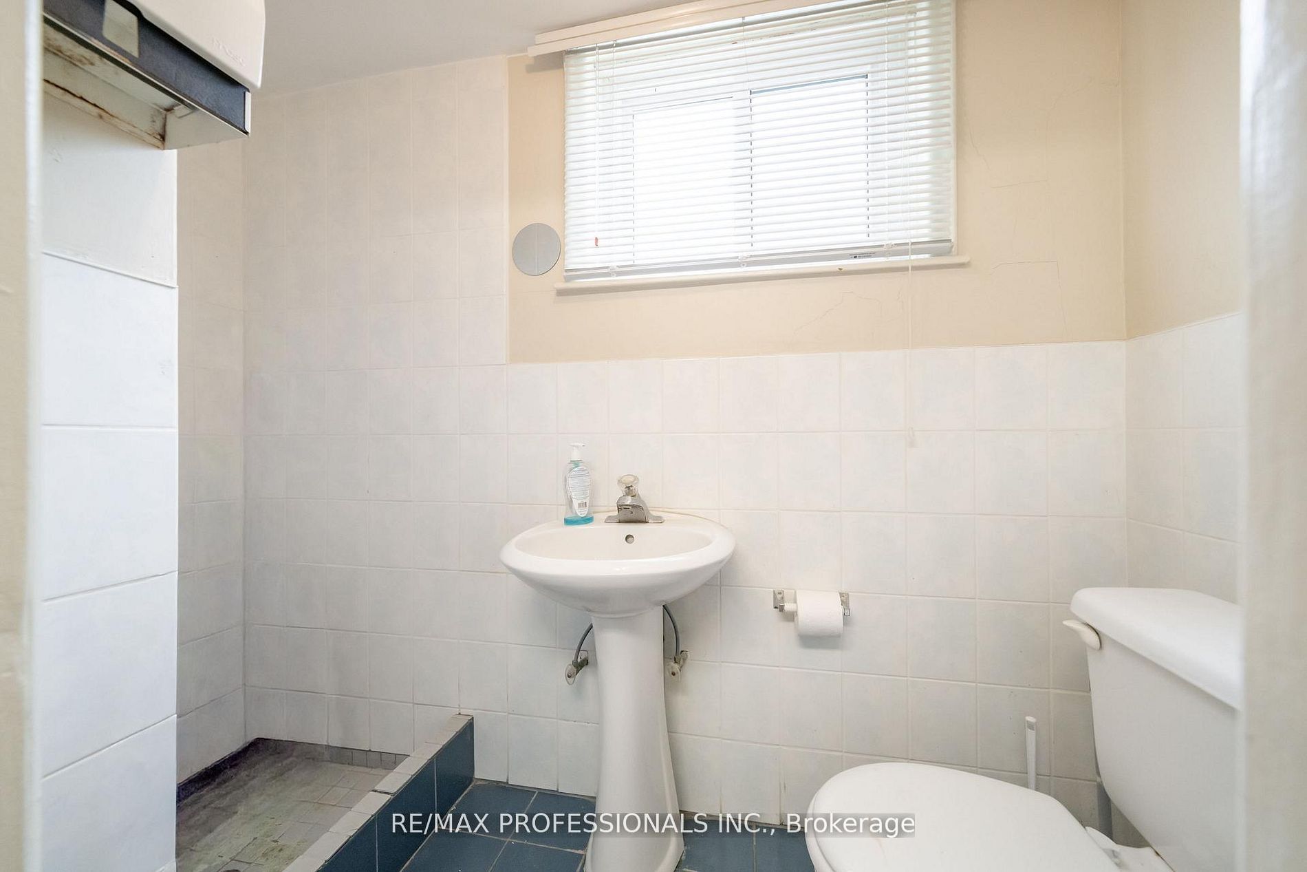 586 Browns Line Property Photo 19
