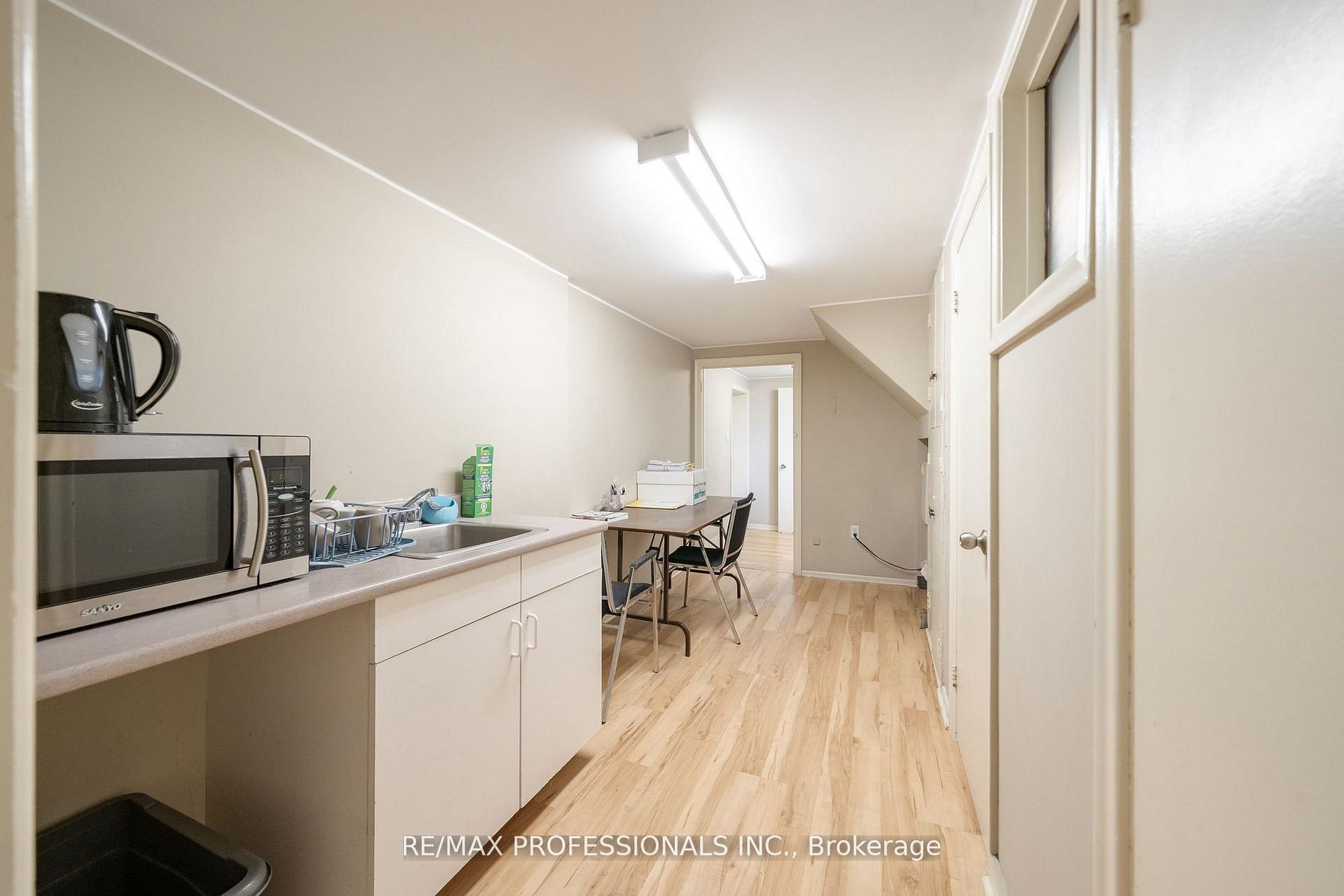586 Browns Line Property Photo 20