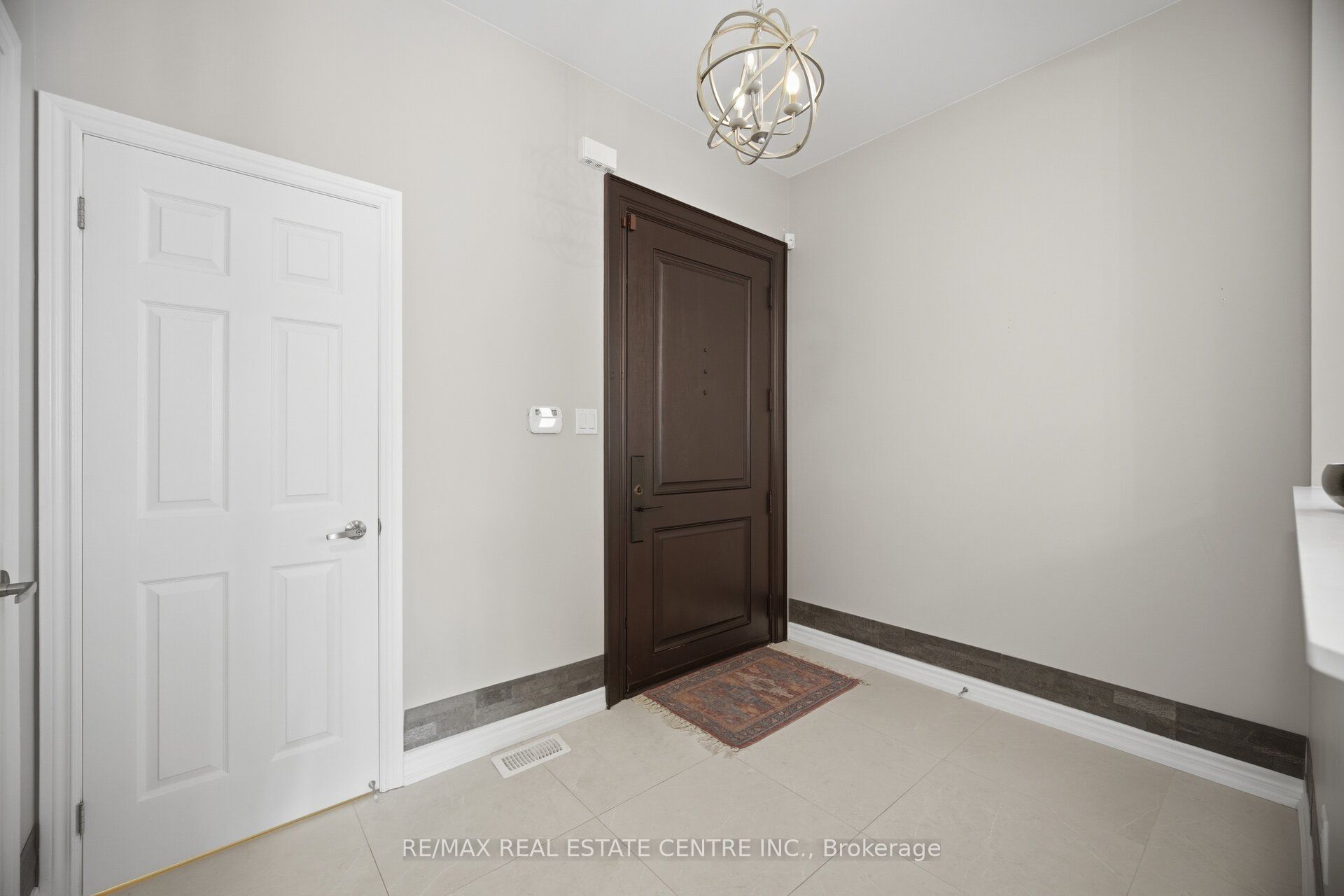 2425 Quetico Crescent Property Photo 4