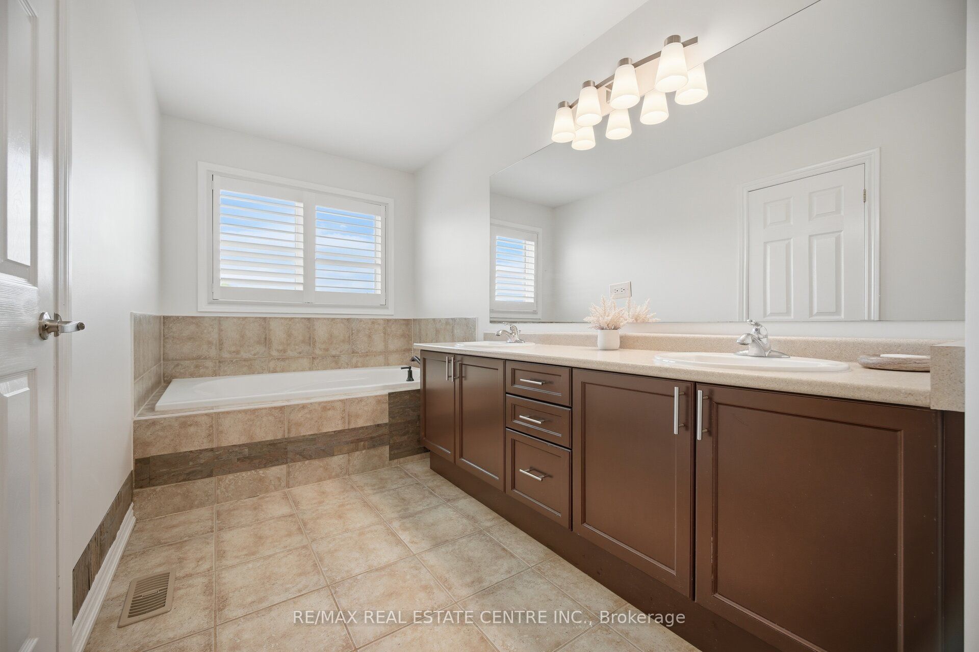 2425 Quetico Crescent Property Photo 25
