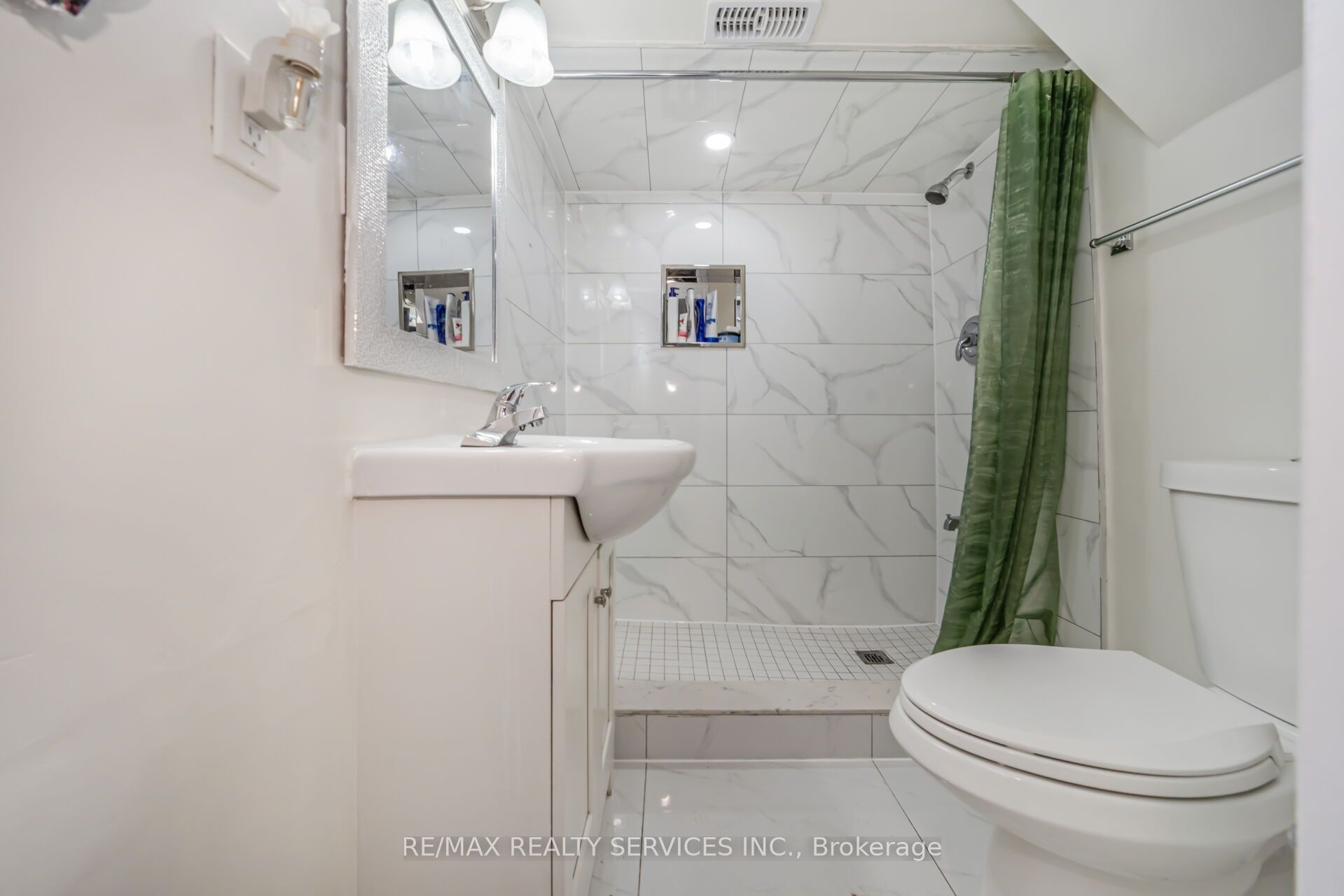 11 Juliette Square Property Photo 36
