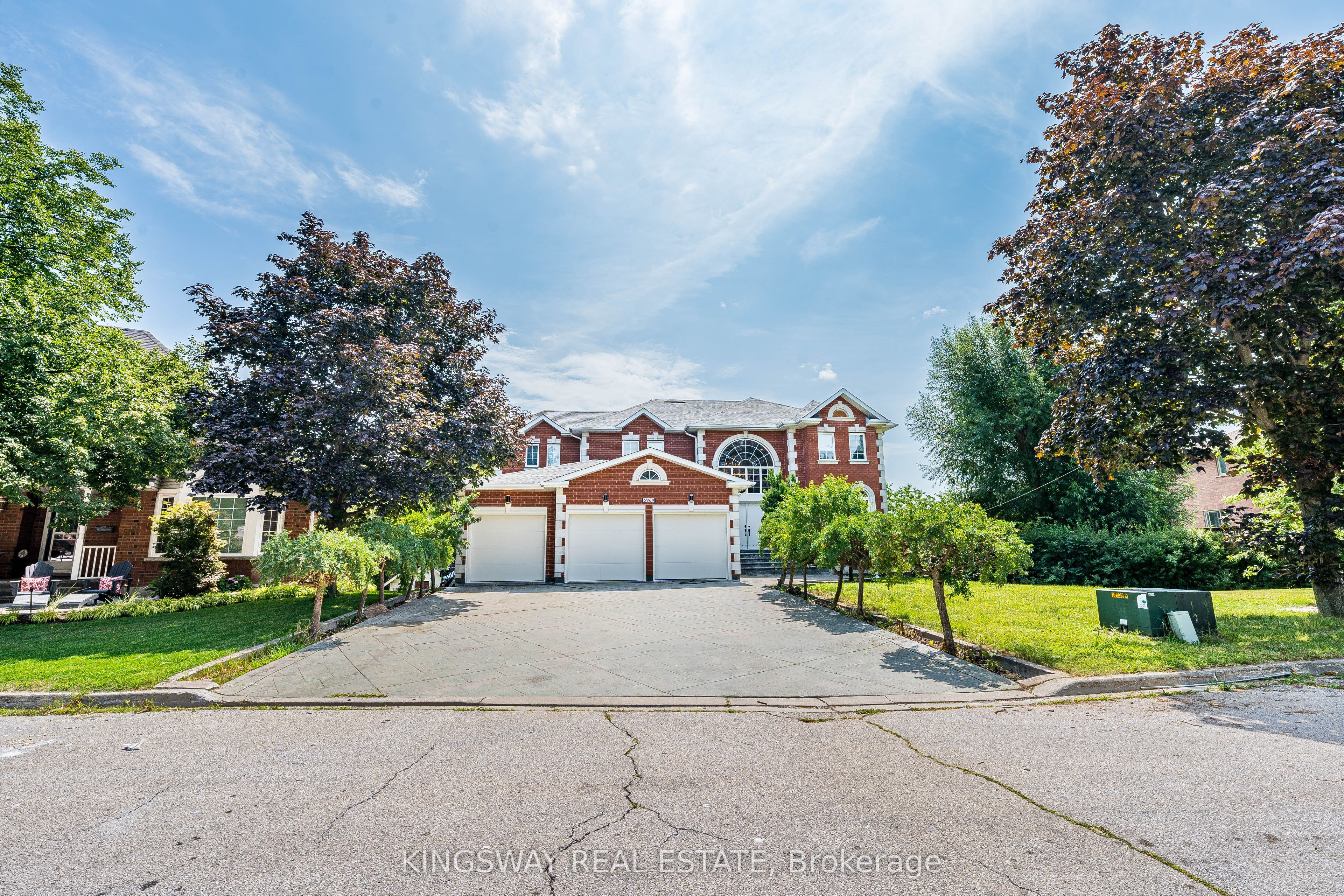 5969 Rayshaw Crescent E Property Photo 3