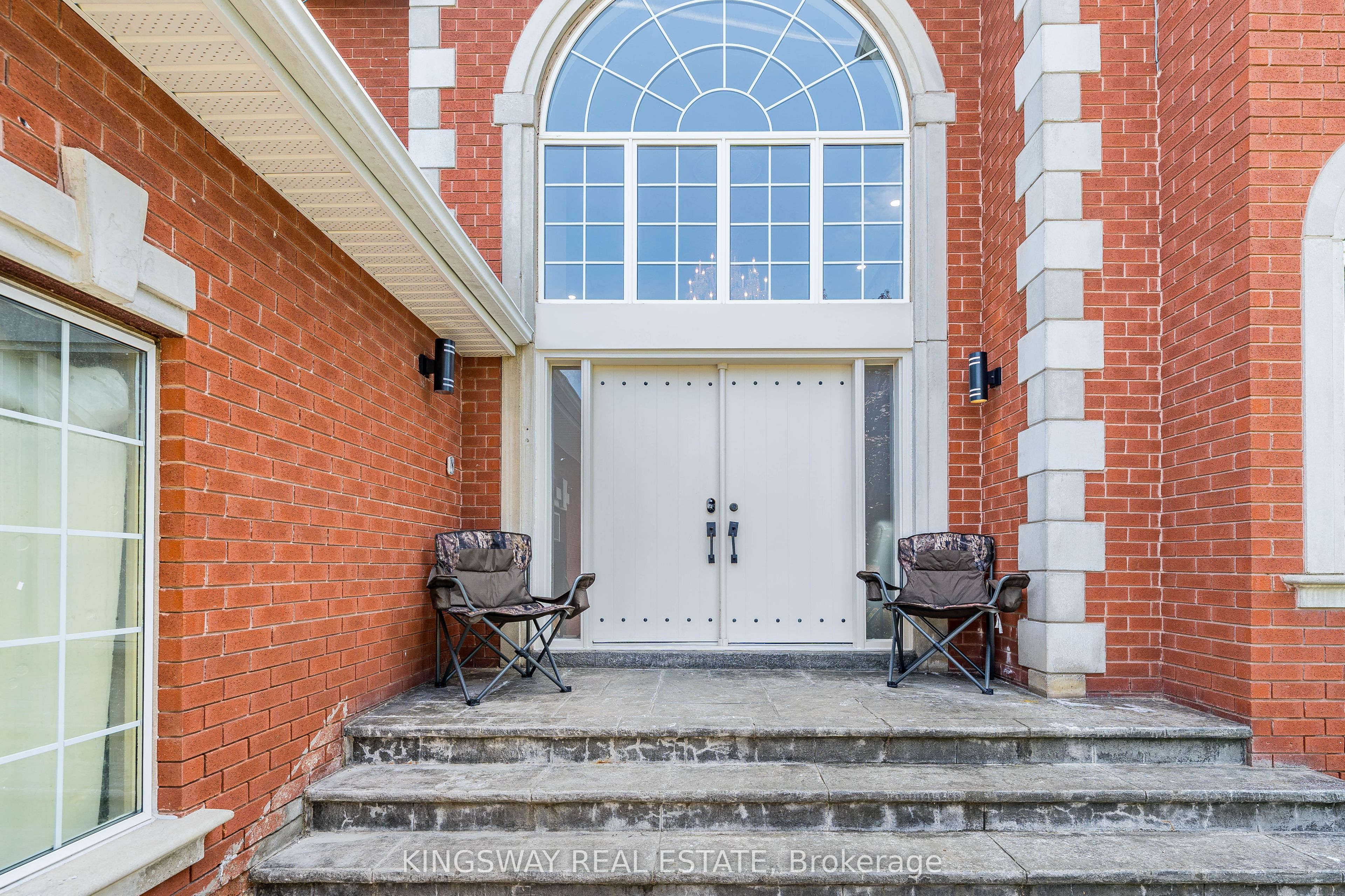 5969 Rayshaw Crescent E Property Photo 4