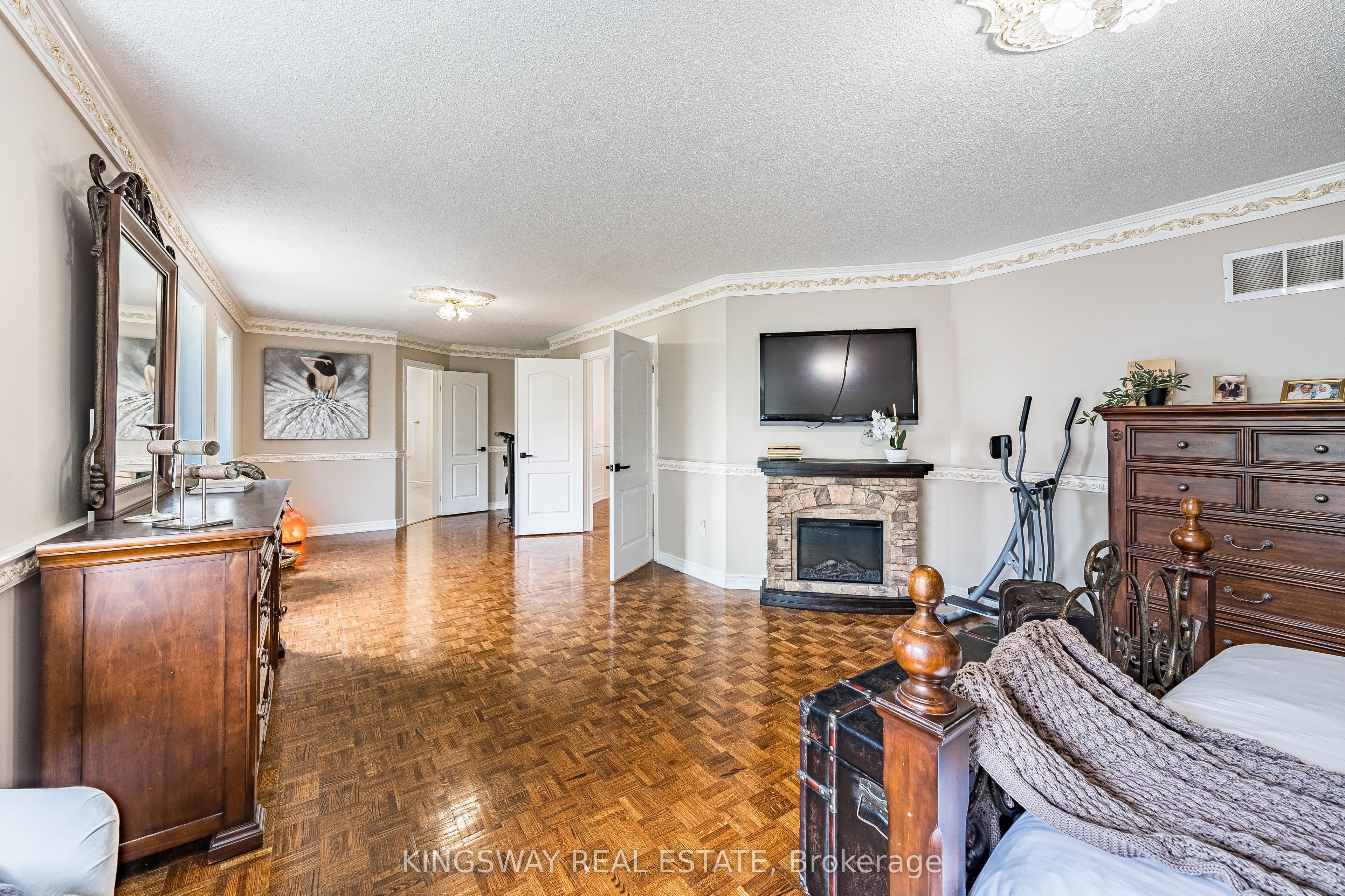 5969 Rayshaw Crescent E Property Photo 26