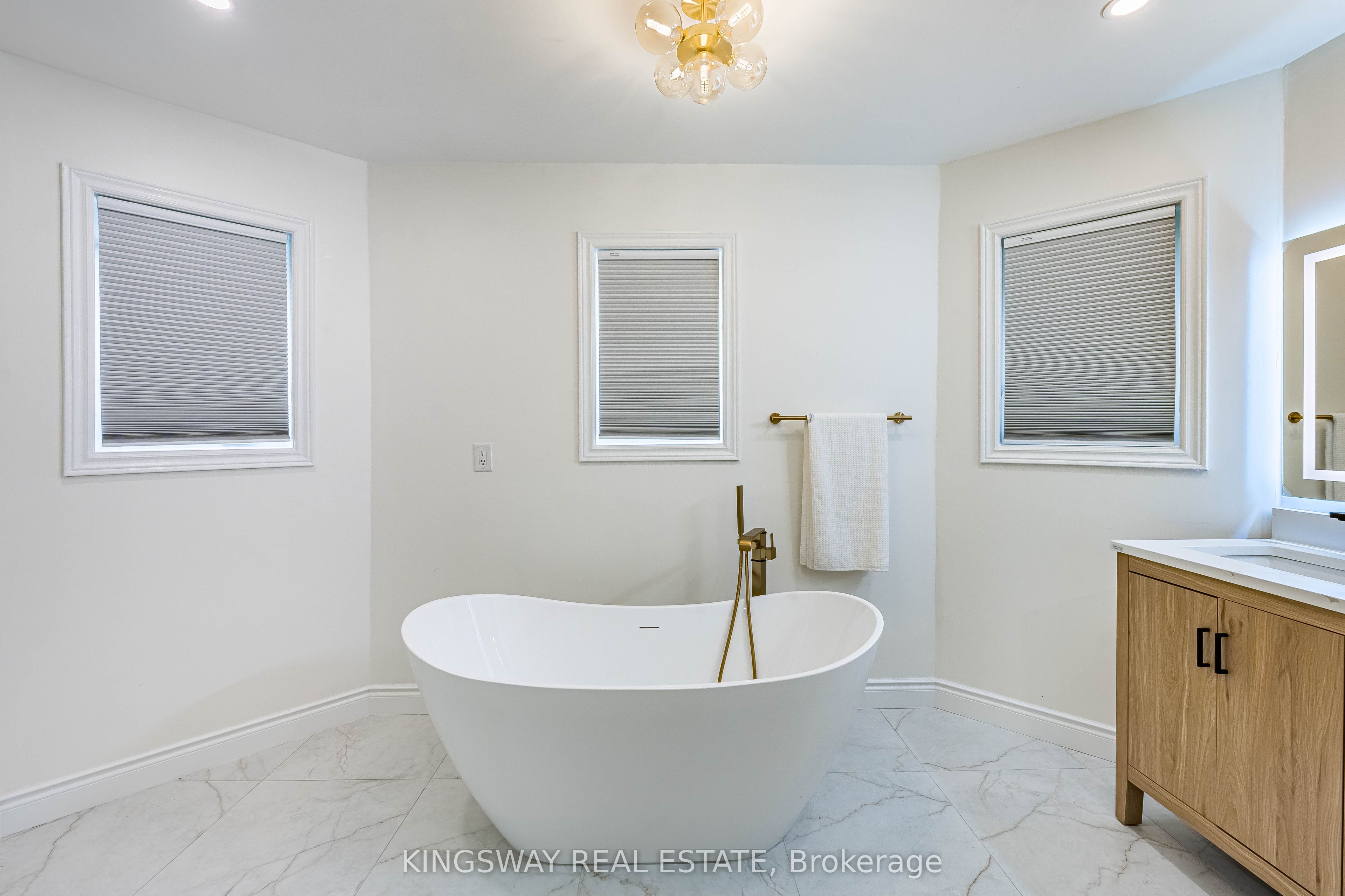 5969 Rayshaw Crescent E Property Photo 27
