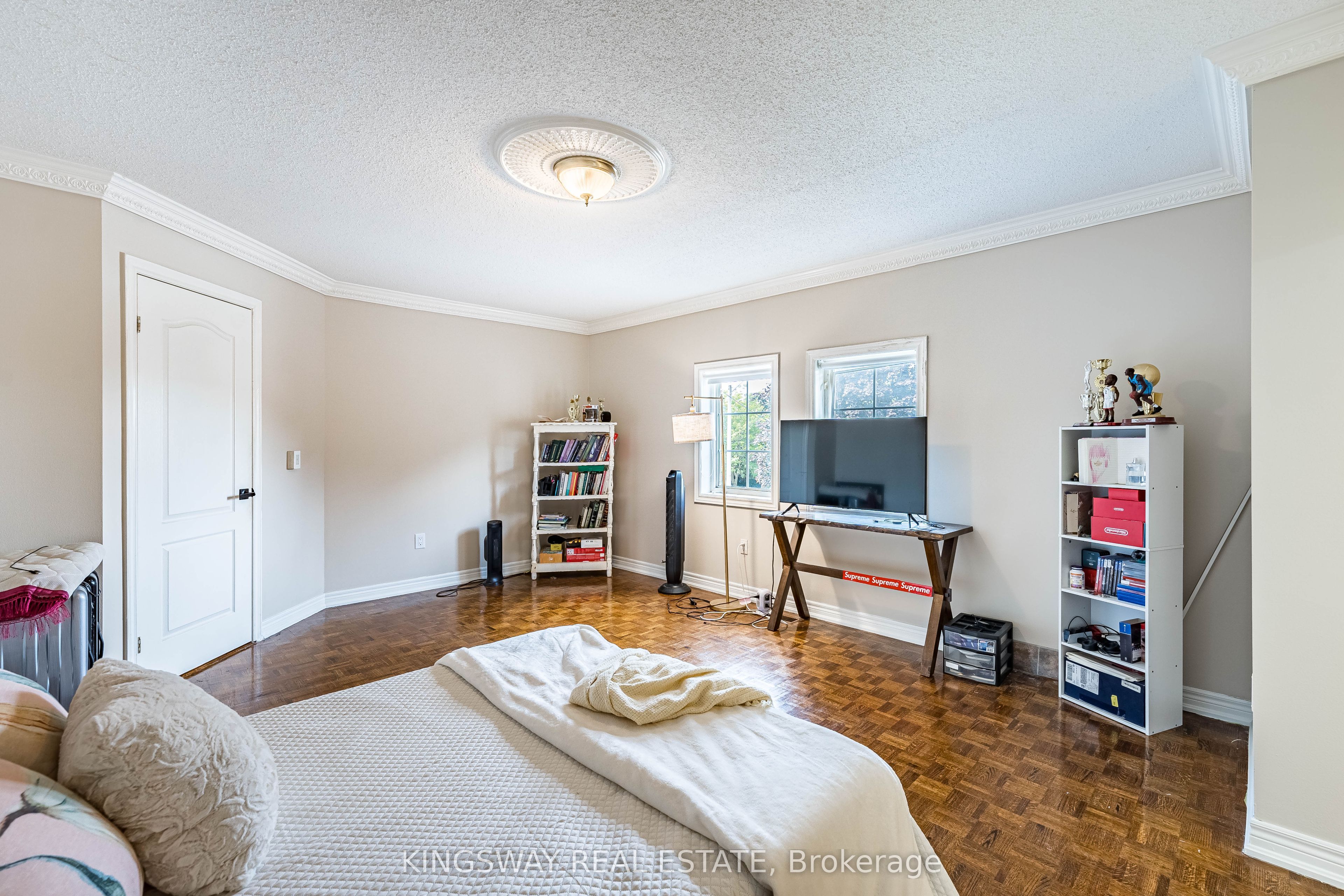 5969 Rayshaw Crescent E Property Photo 37