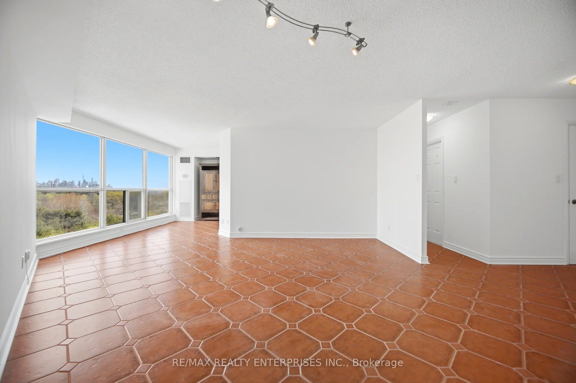 2261 Lake Shore Boulevard W 607 Property Photo 4