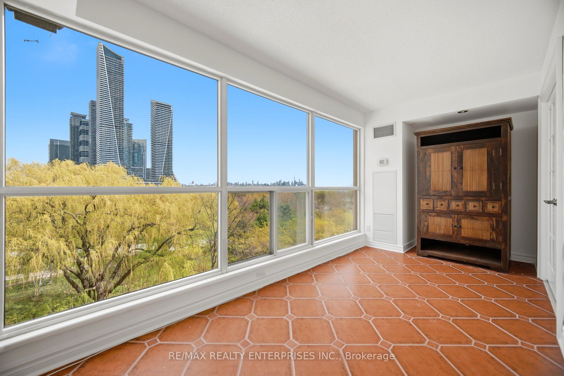 2261 Lake Shore Boulevard W 607 Property Photo 8