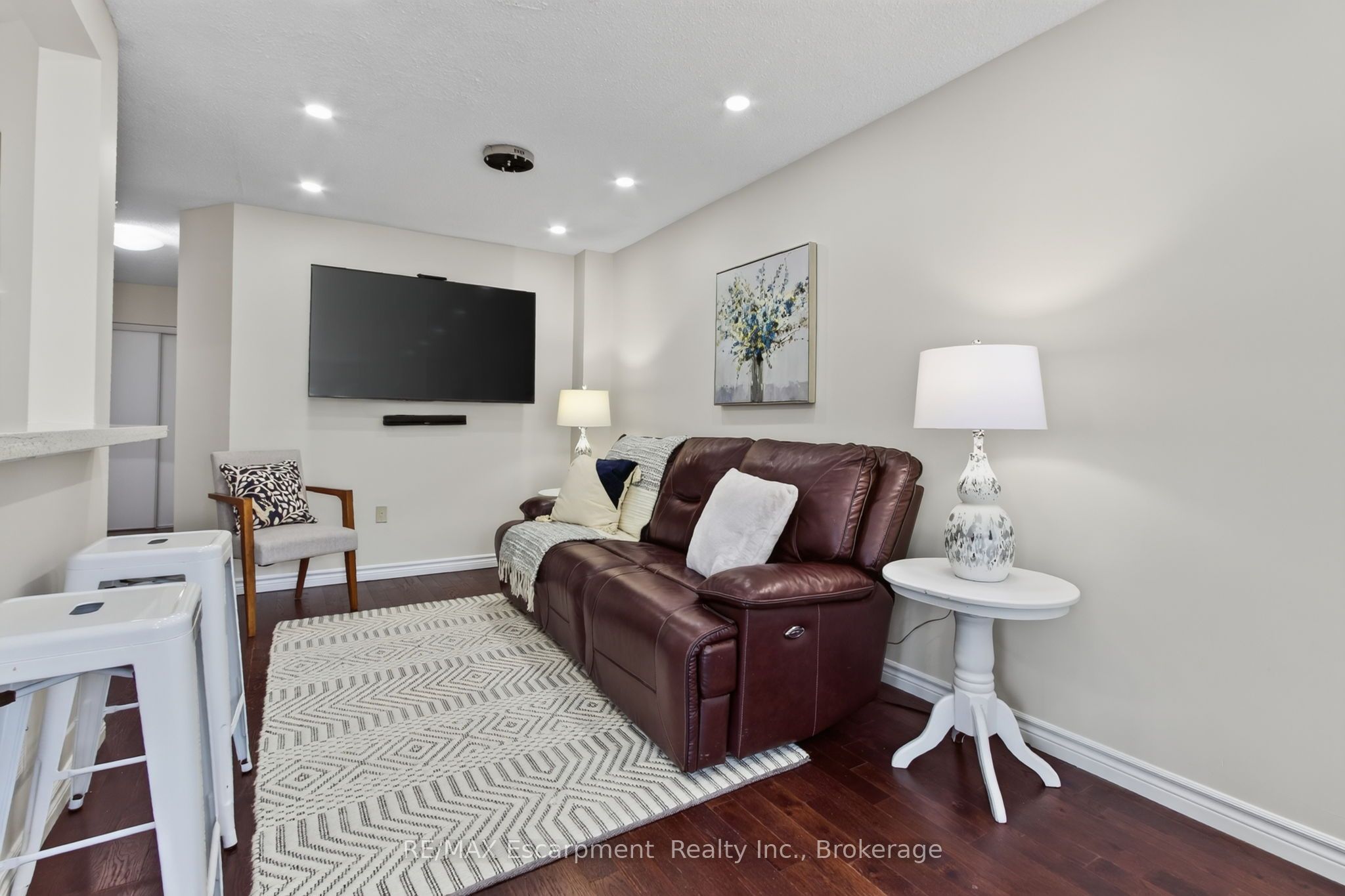 5143 Lampman Avenue Property Photo 6