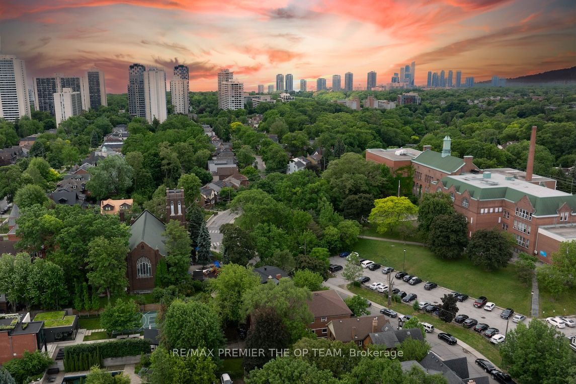 299 Quebec Avenue 3 Property Photo 2