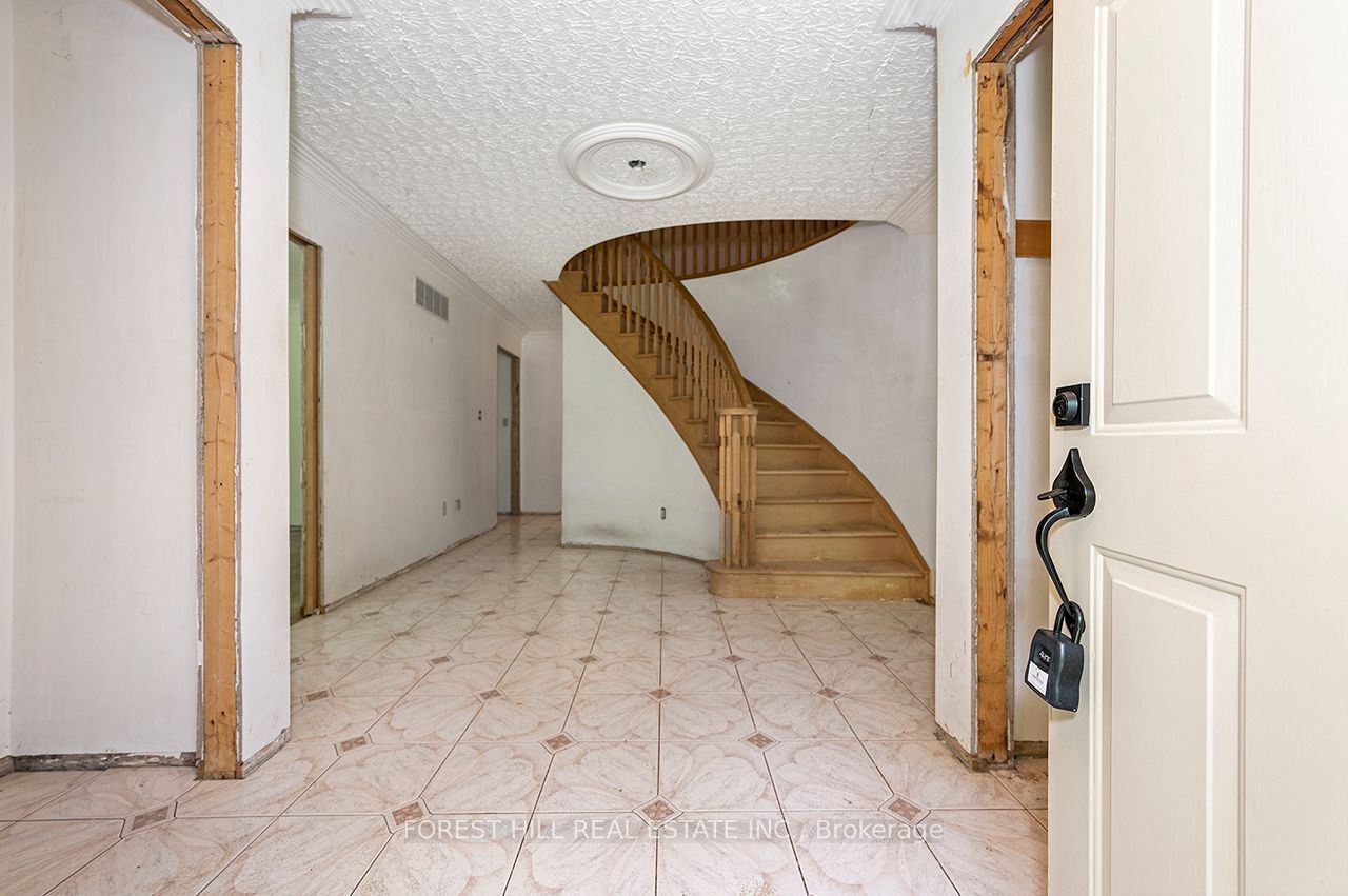 8300 Macarthur Drive Property Photo 7