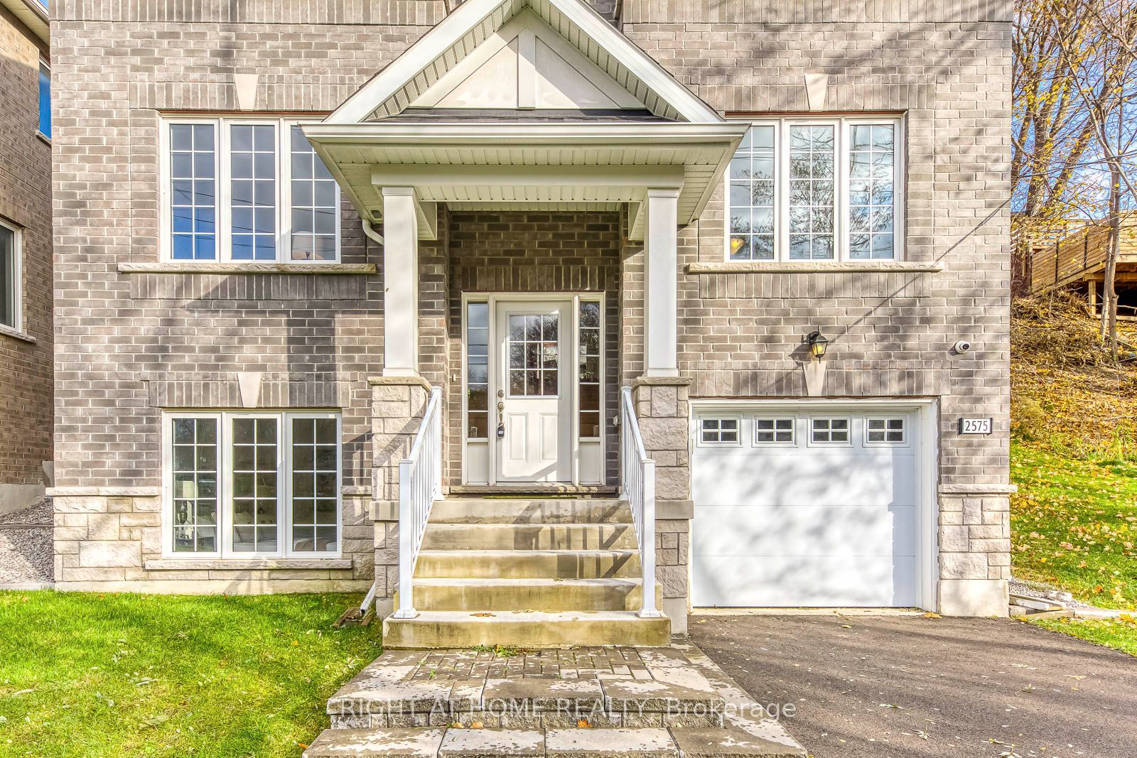 2575 Islington Avenue Property Photo 4