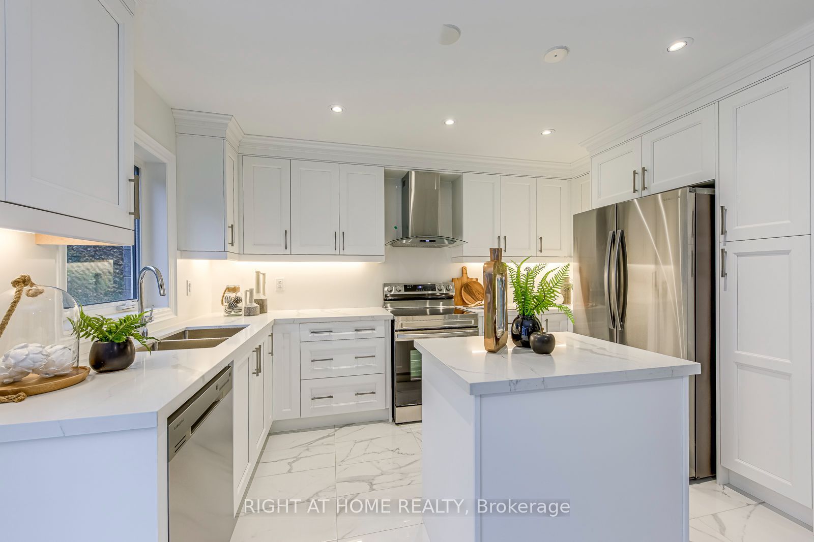 2575 Islington Avenue Property Photo 14