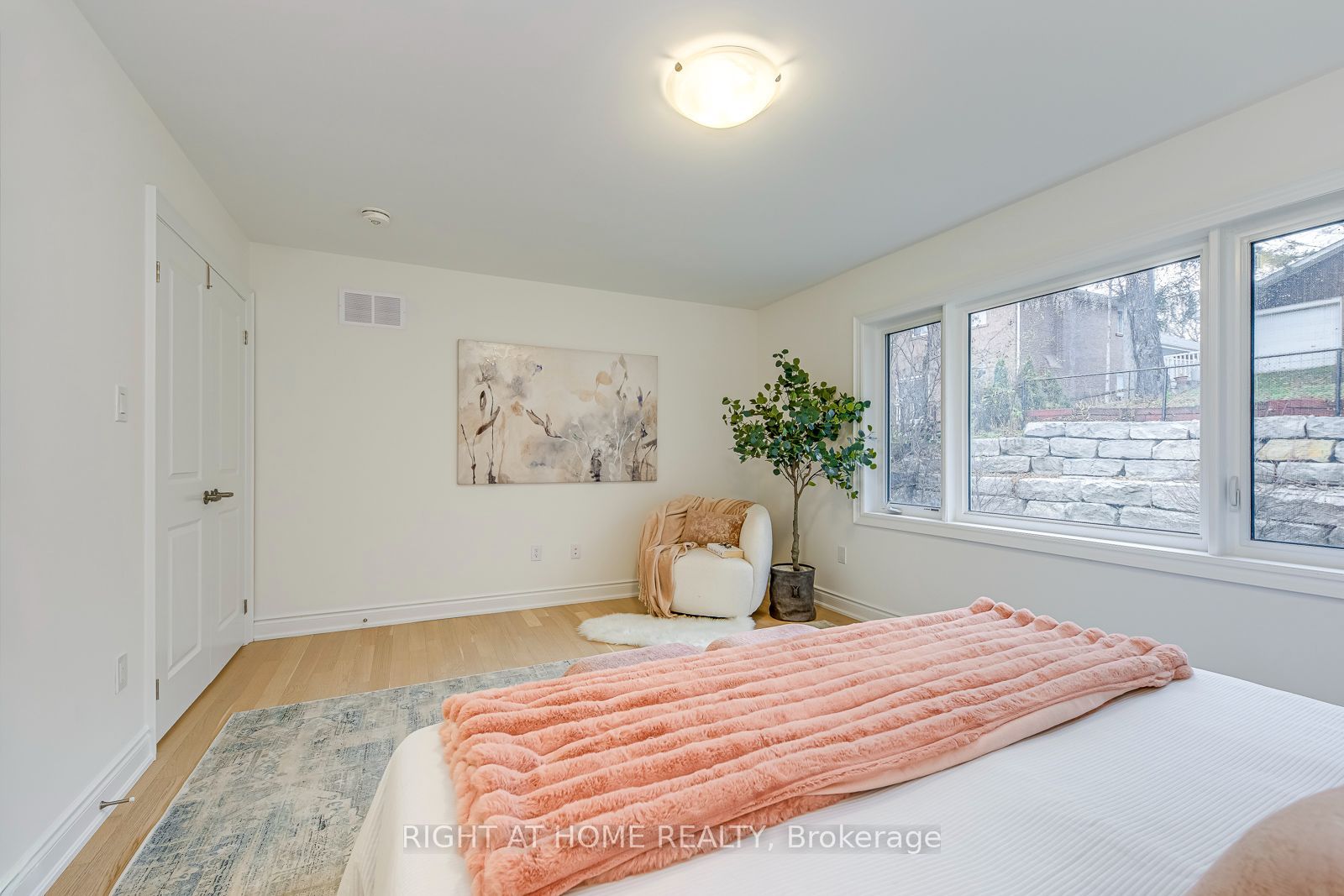 2575 Islington Avenue Property Photo 27