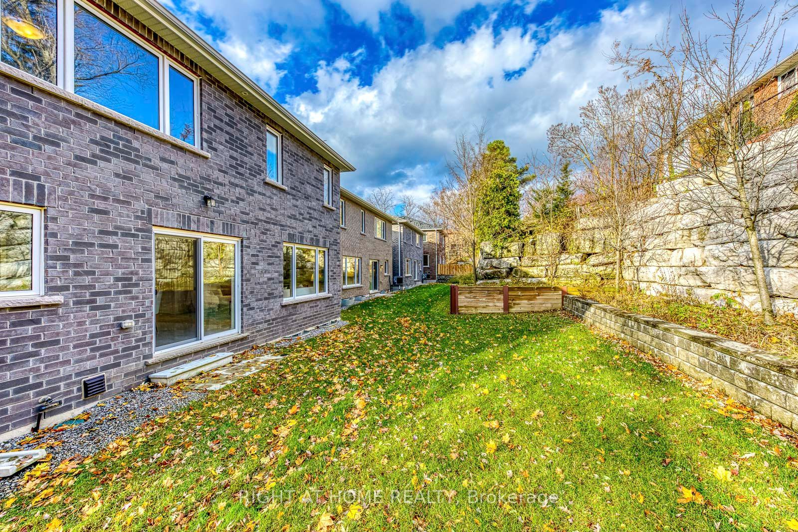 2575 Islington Avenue Property Photo 49