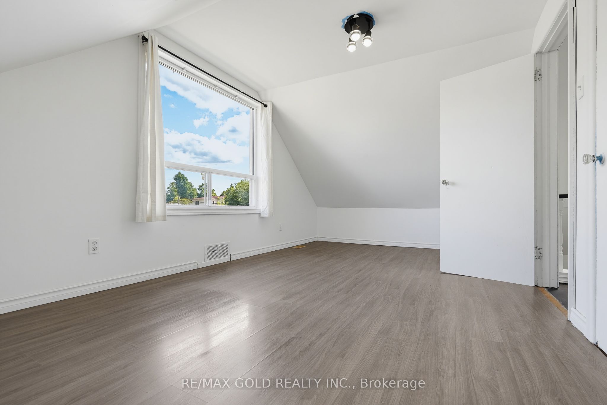 23 Pleasantview Avenue Property Photo 17