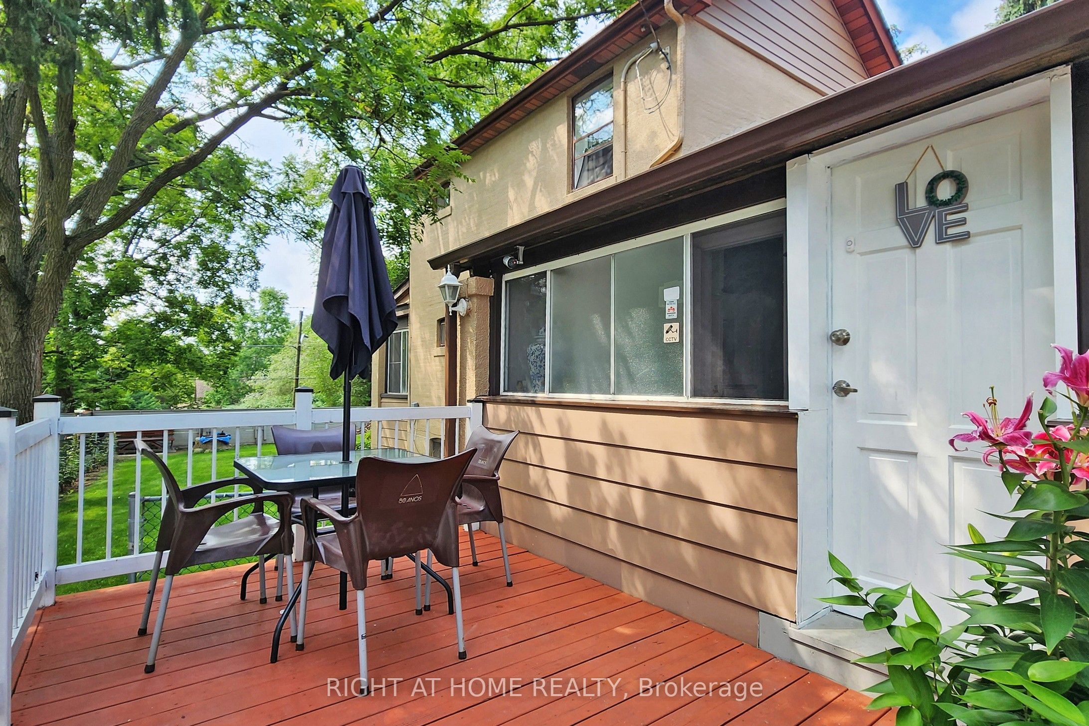 1 Edgebrook Drive Property Photo 3