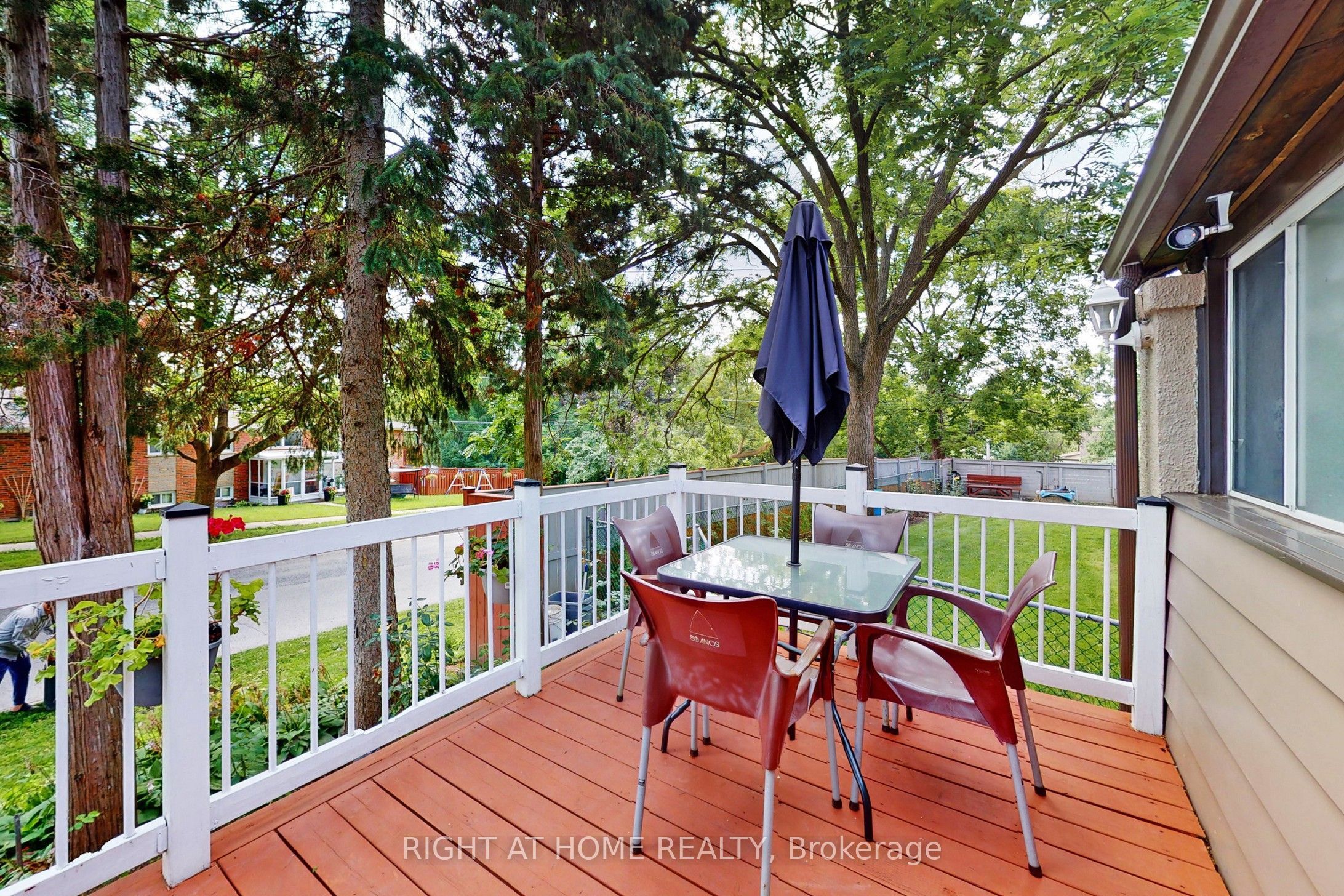 1 Edgebrook Drive Property Photo 4