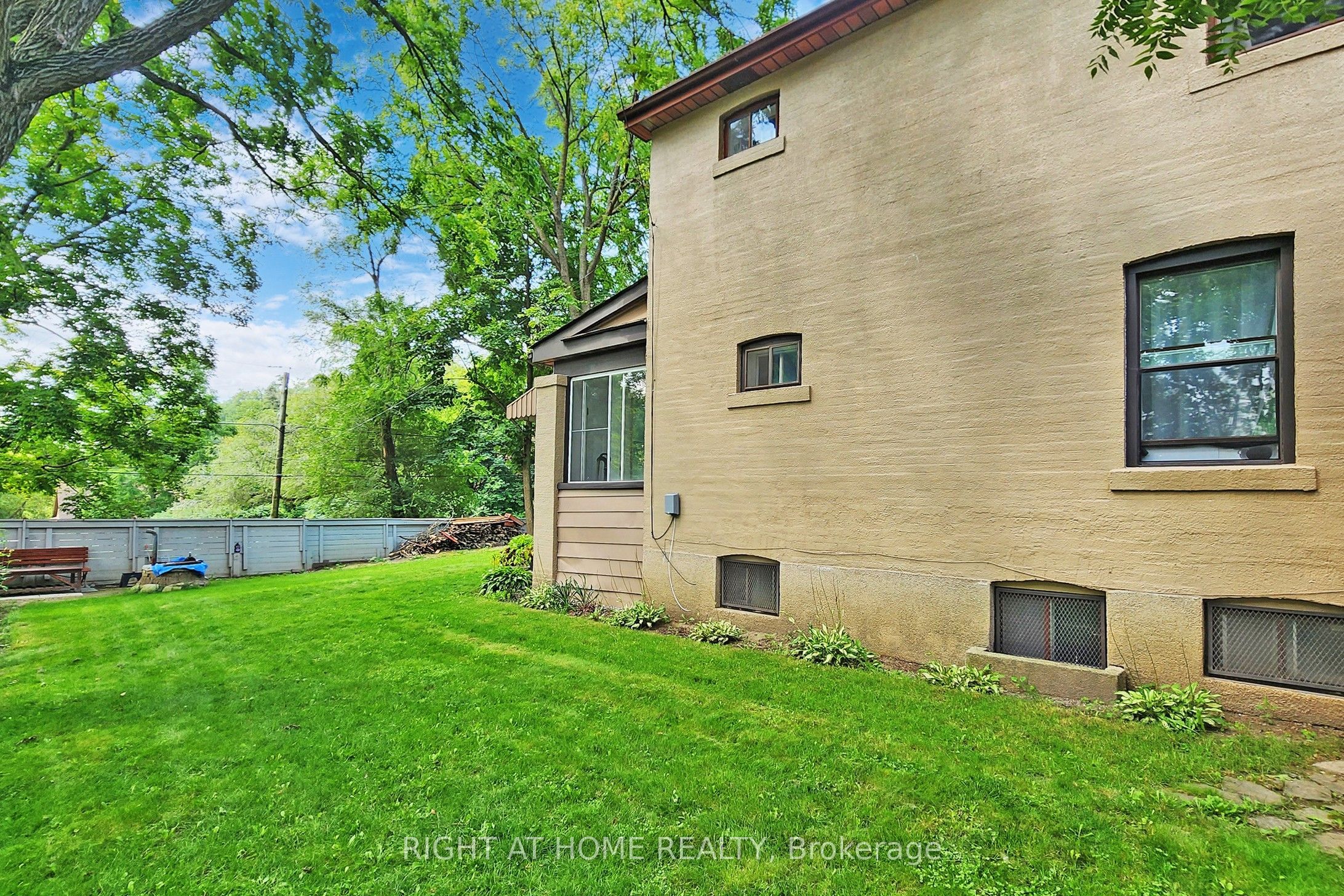 1 Edgebrook Drive Property Photo 5