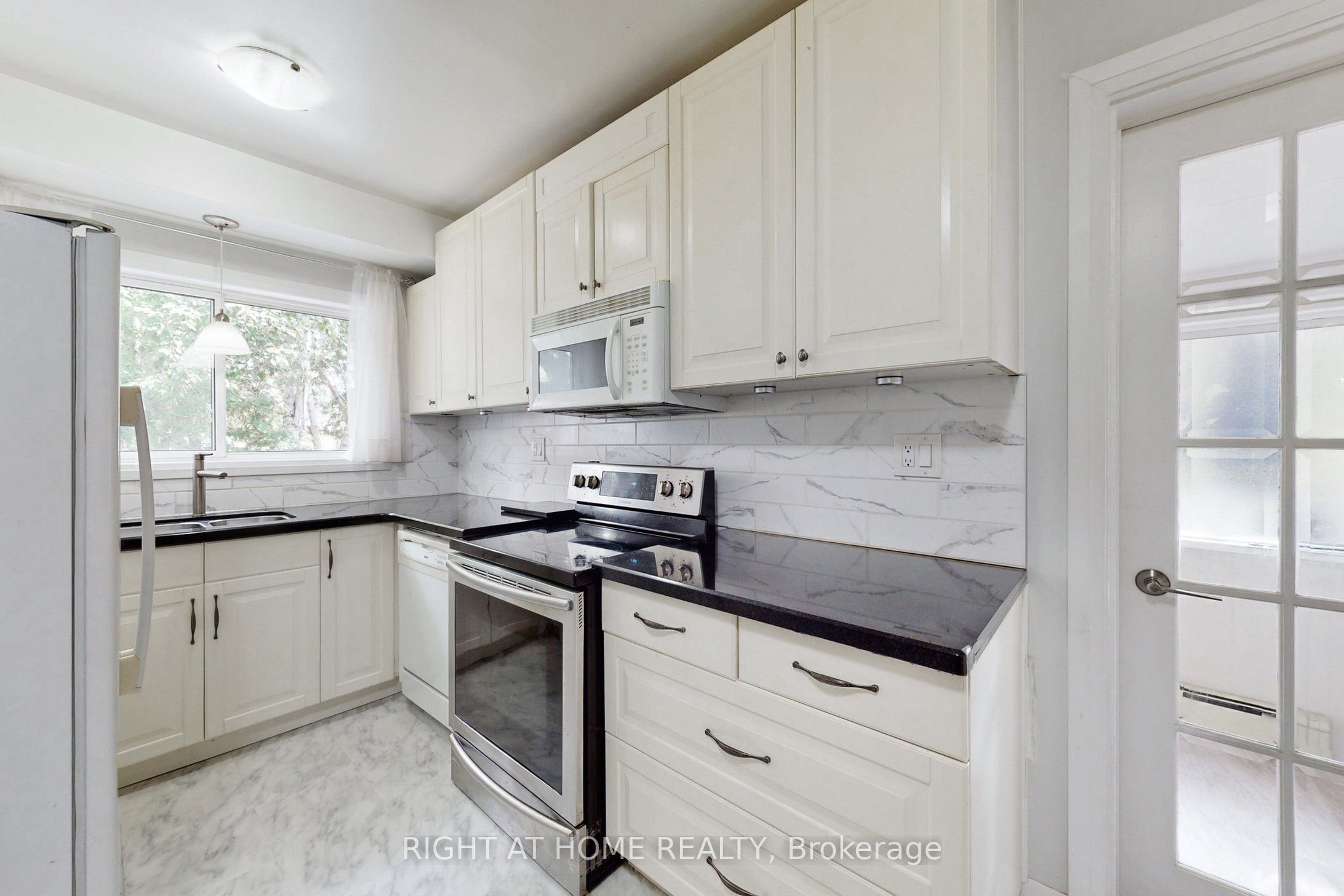 1 Edgebrook Drive Property Photo 10