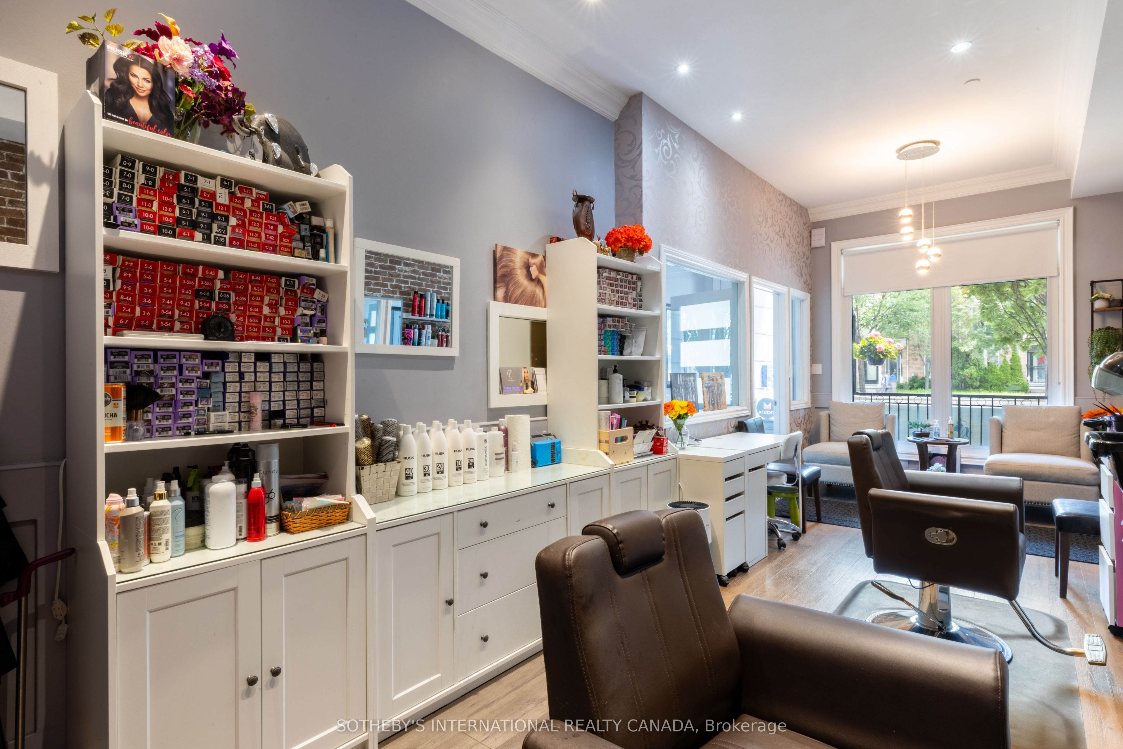 960a The Queensway Property Photo 4