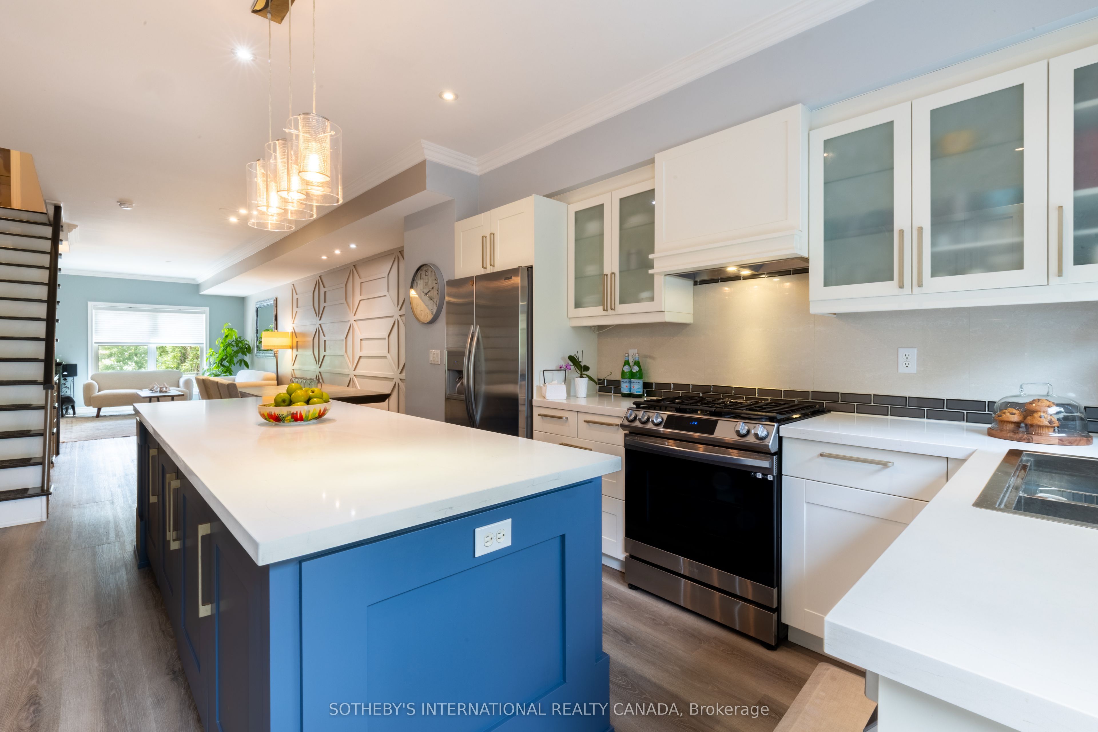 960a The Queensway Property Photo 7