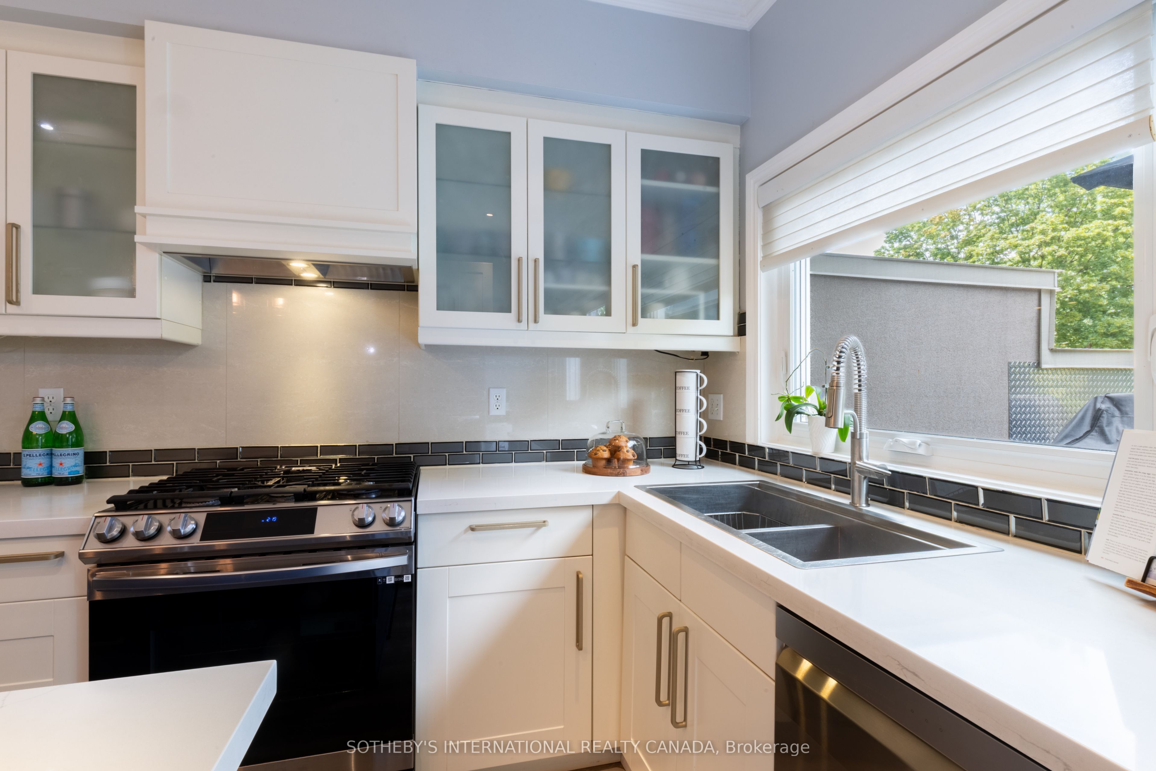 960a The Queensway Property Photo 8