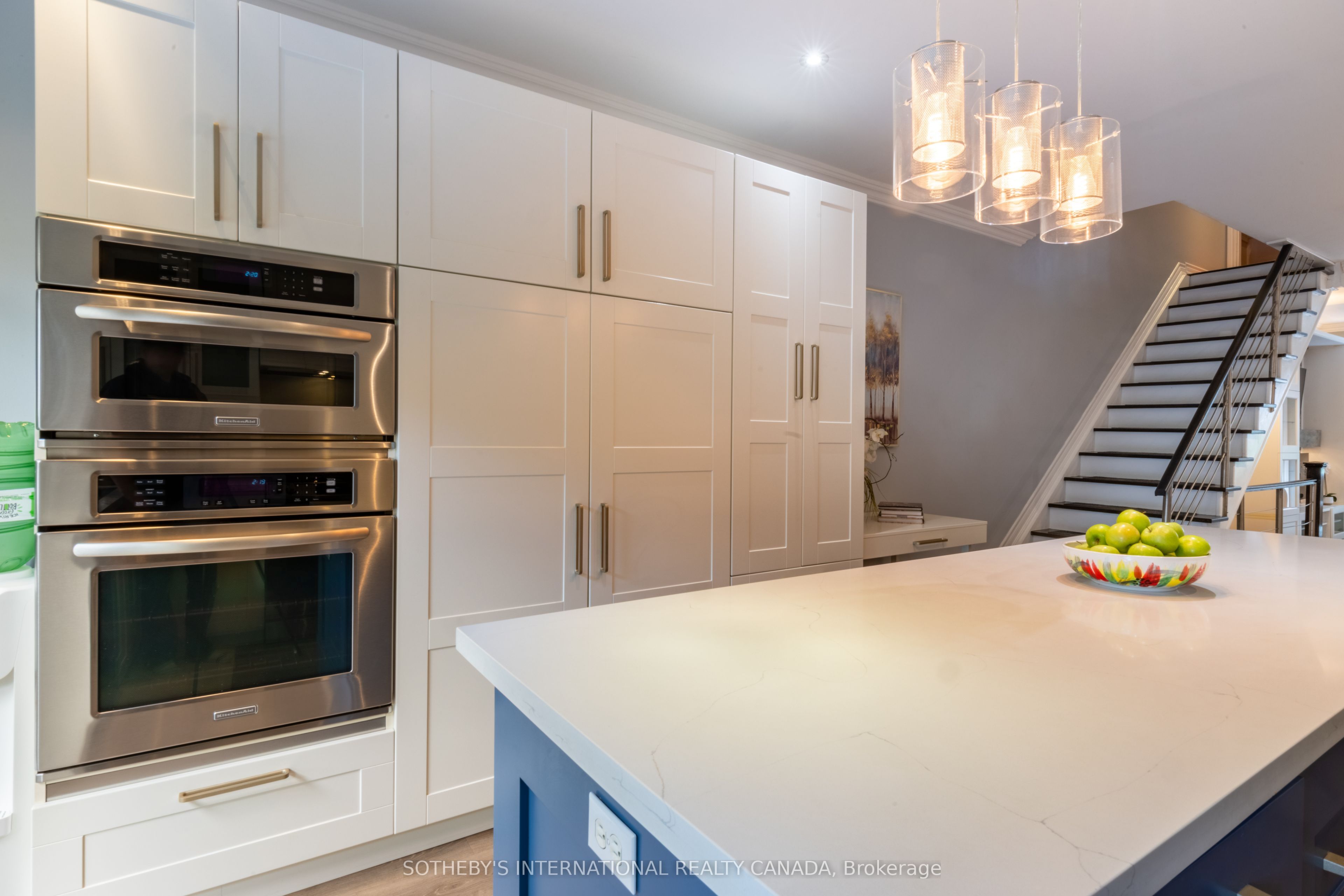 960a The Queensway Property Photo 9
