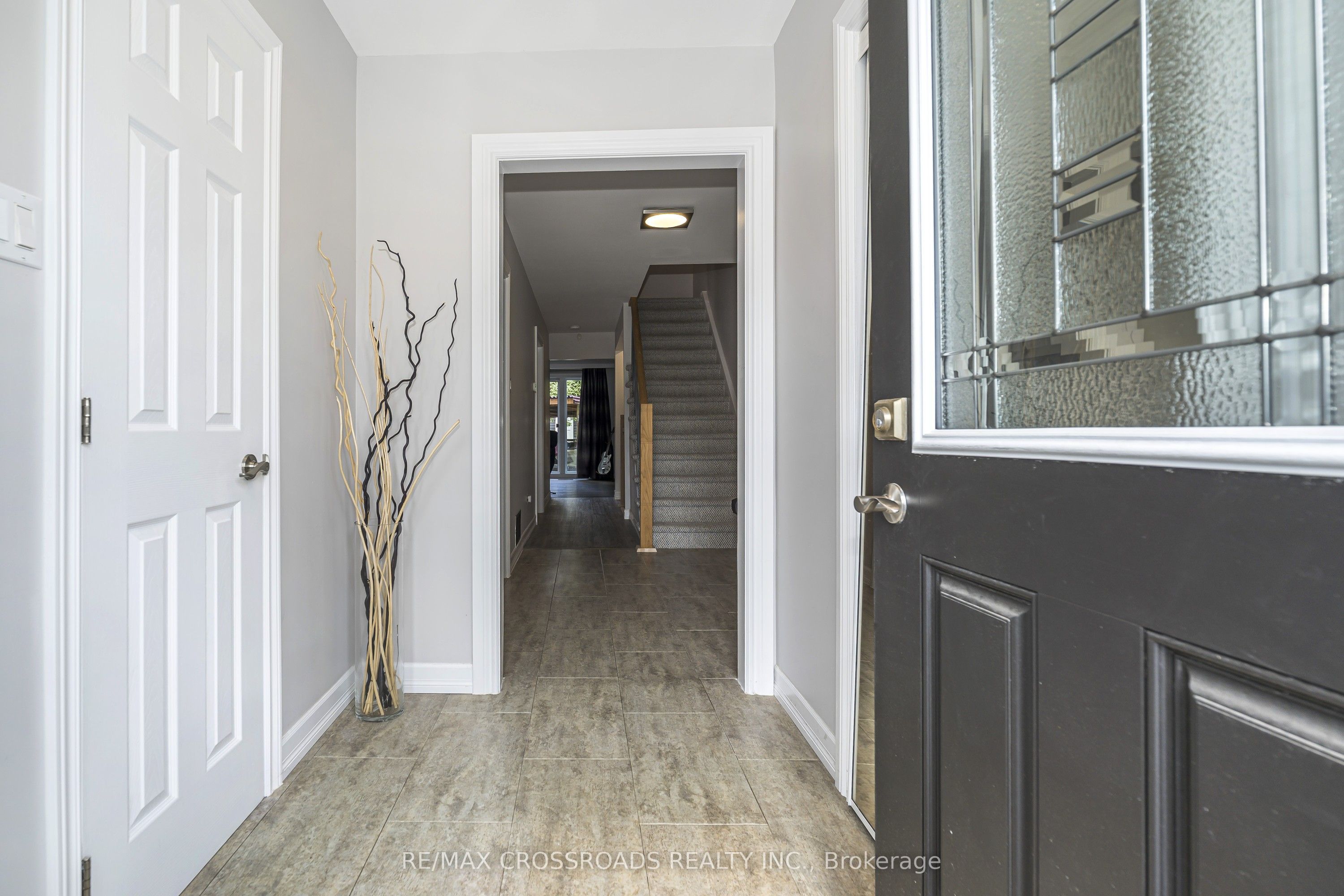 655 Dodsworth Crescent Property Photo 2