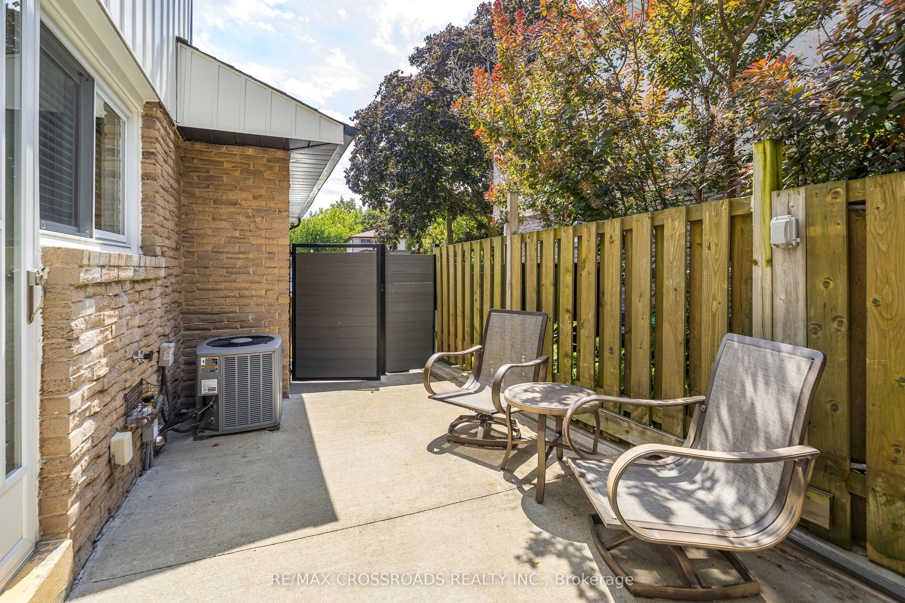 655 Dodsworth Crescent Property Photo 9