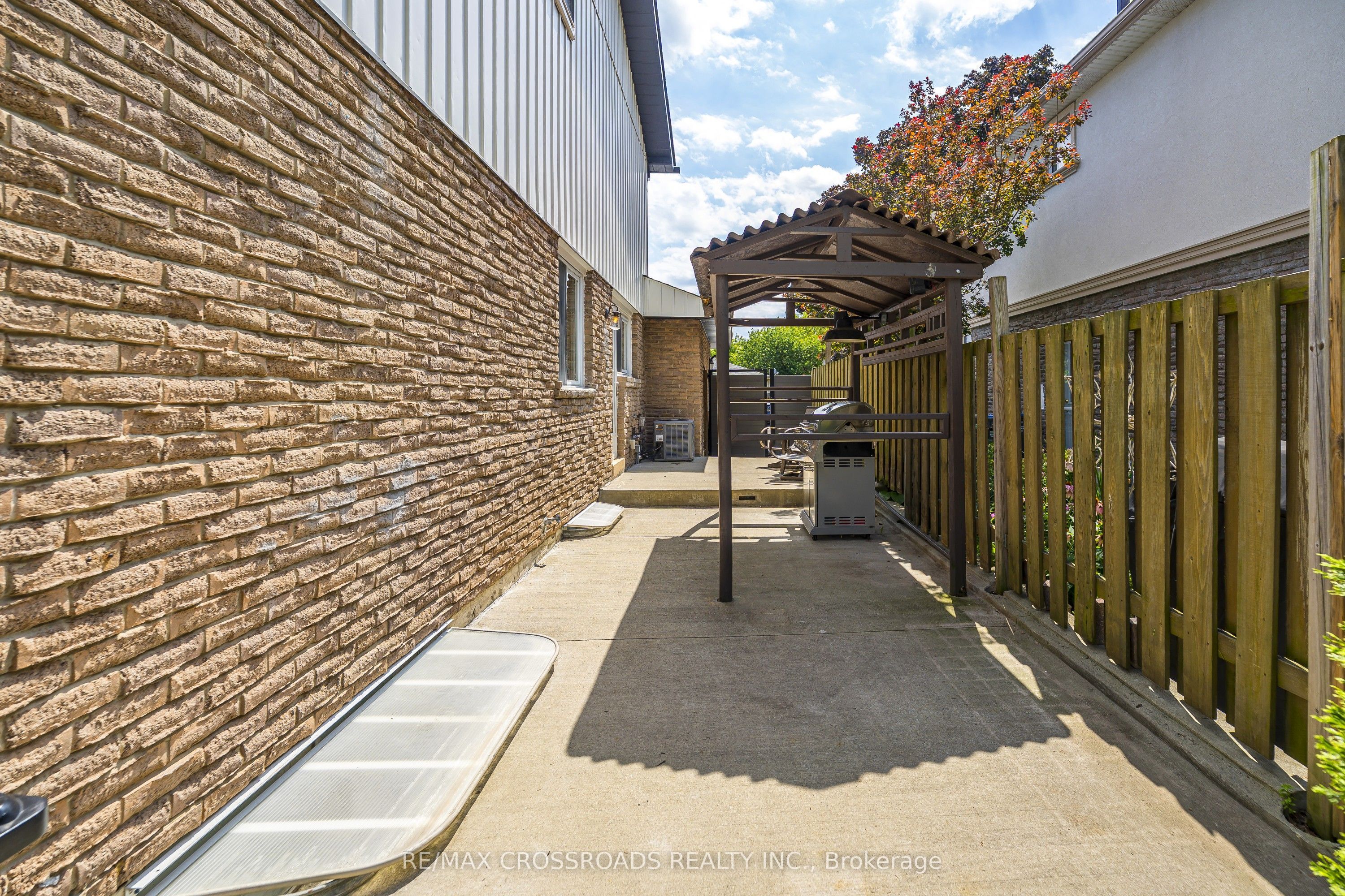 655 Dodsworth Crescent Property Photo 37