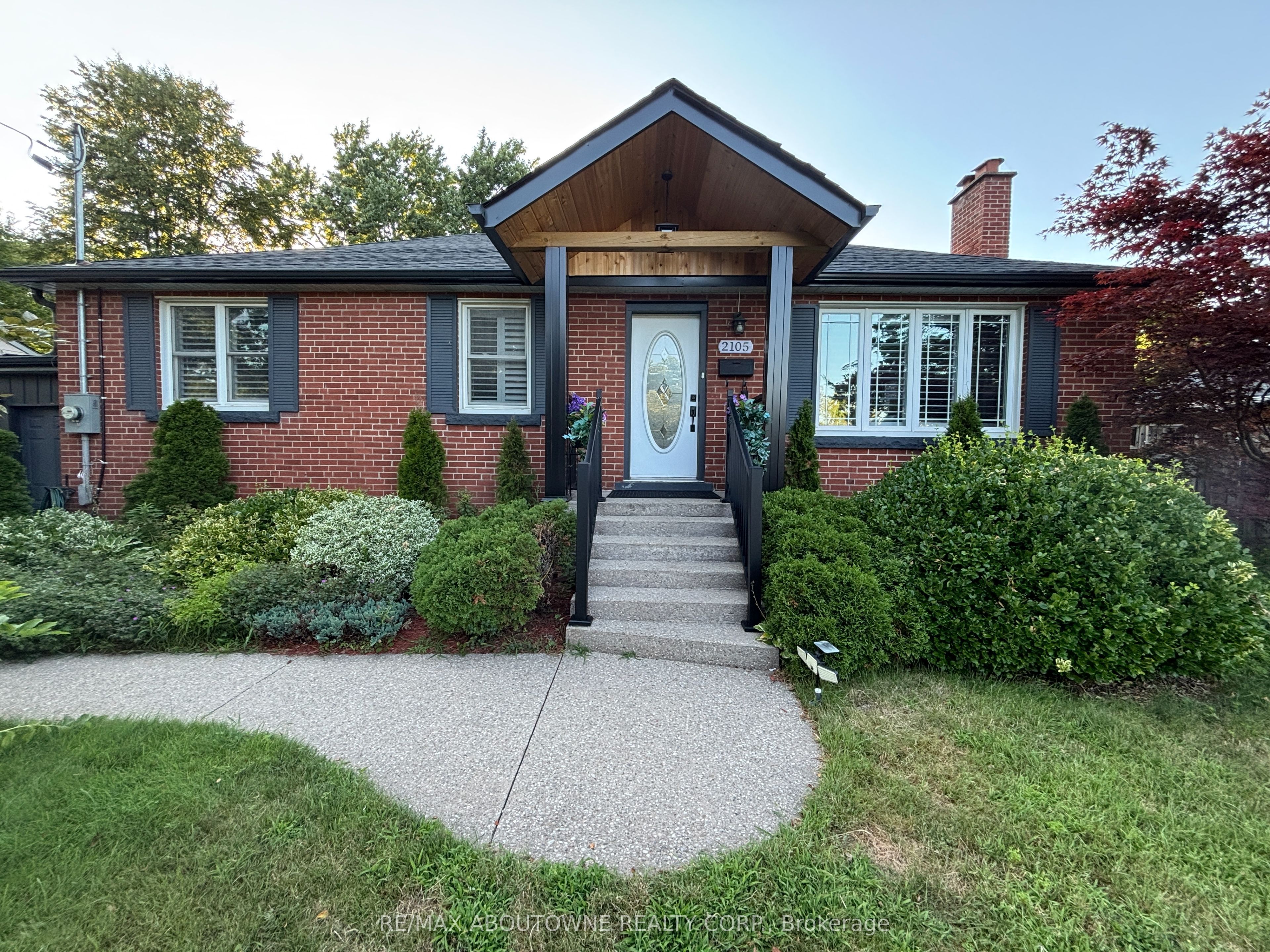 2105 Maplewood Drive Property Photo 1