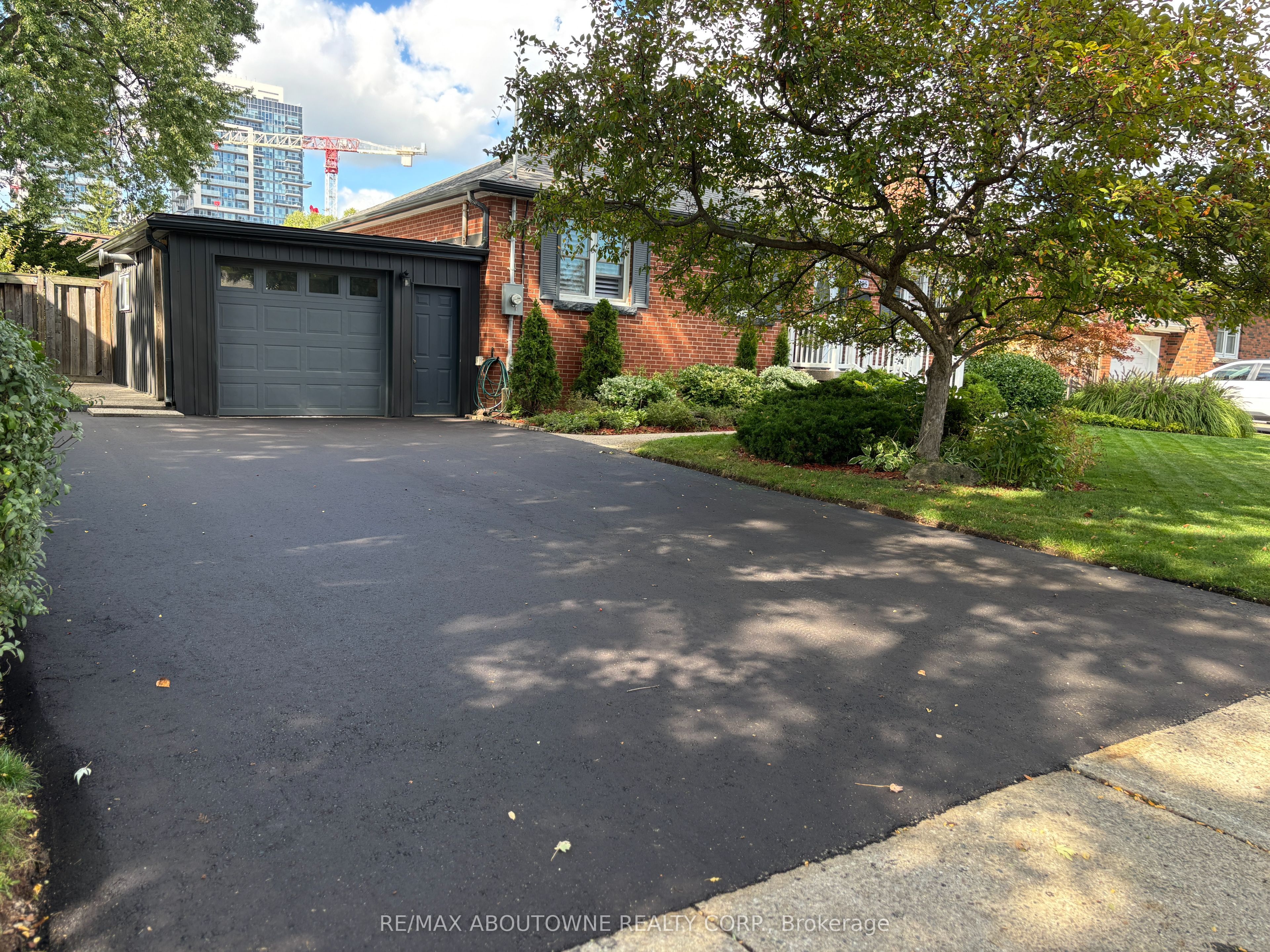 2105 Maplewood Drive Property Photo 6