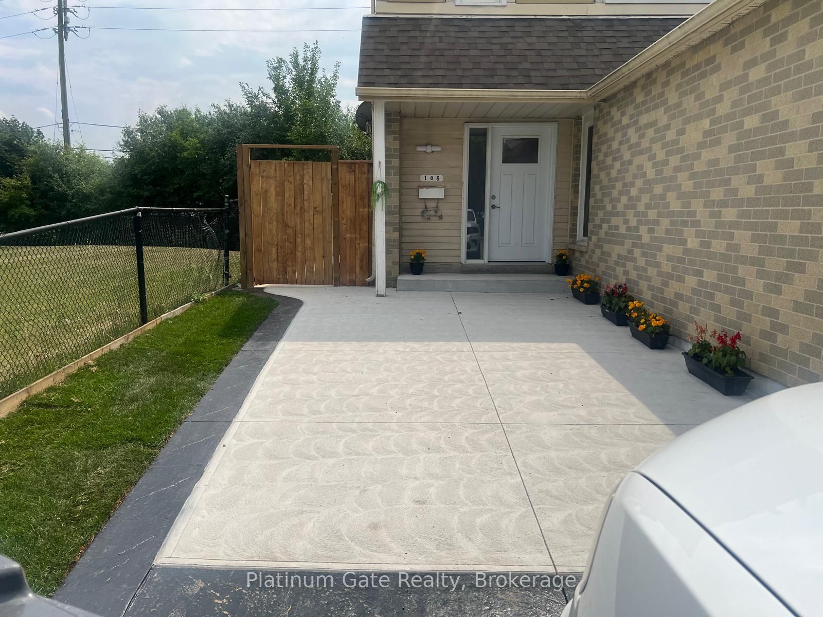 108 Courtleigh Square Property Photo 1
